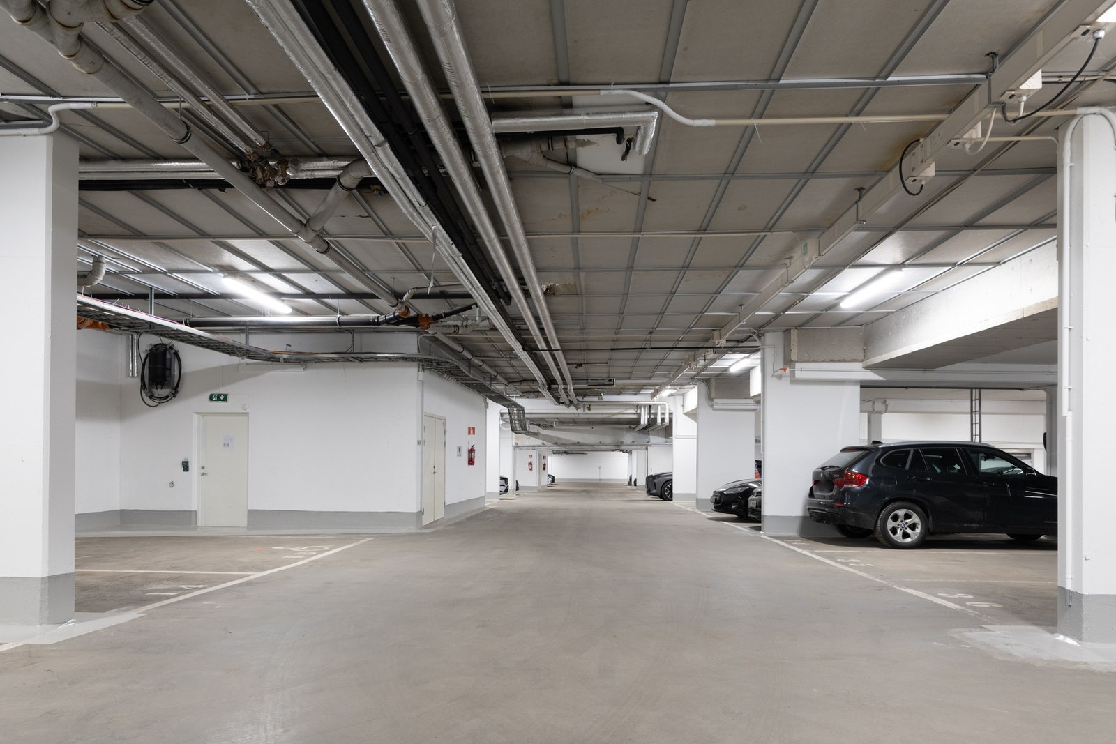 Det medfølger ikke parkeringsplass, men det er i skrivende stund mulighet for kjøp og leie av parkeringsplass. Galleribilde