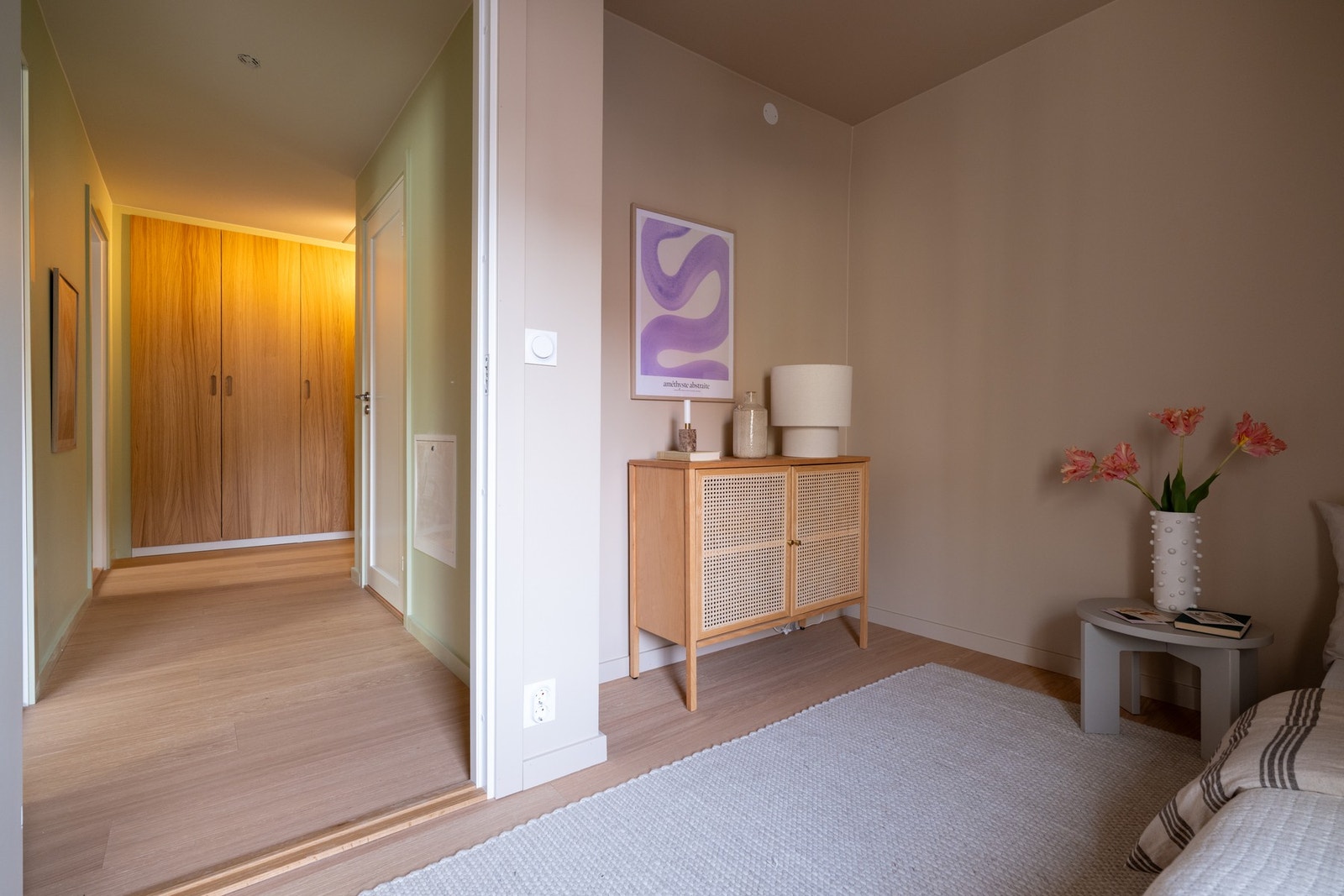 Innbydende rom med gode lysforhold, perfekt som en rolig sone for gjester eller familie. Galleribilde