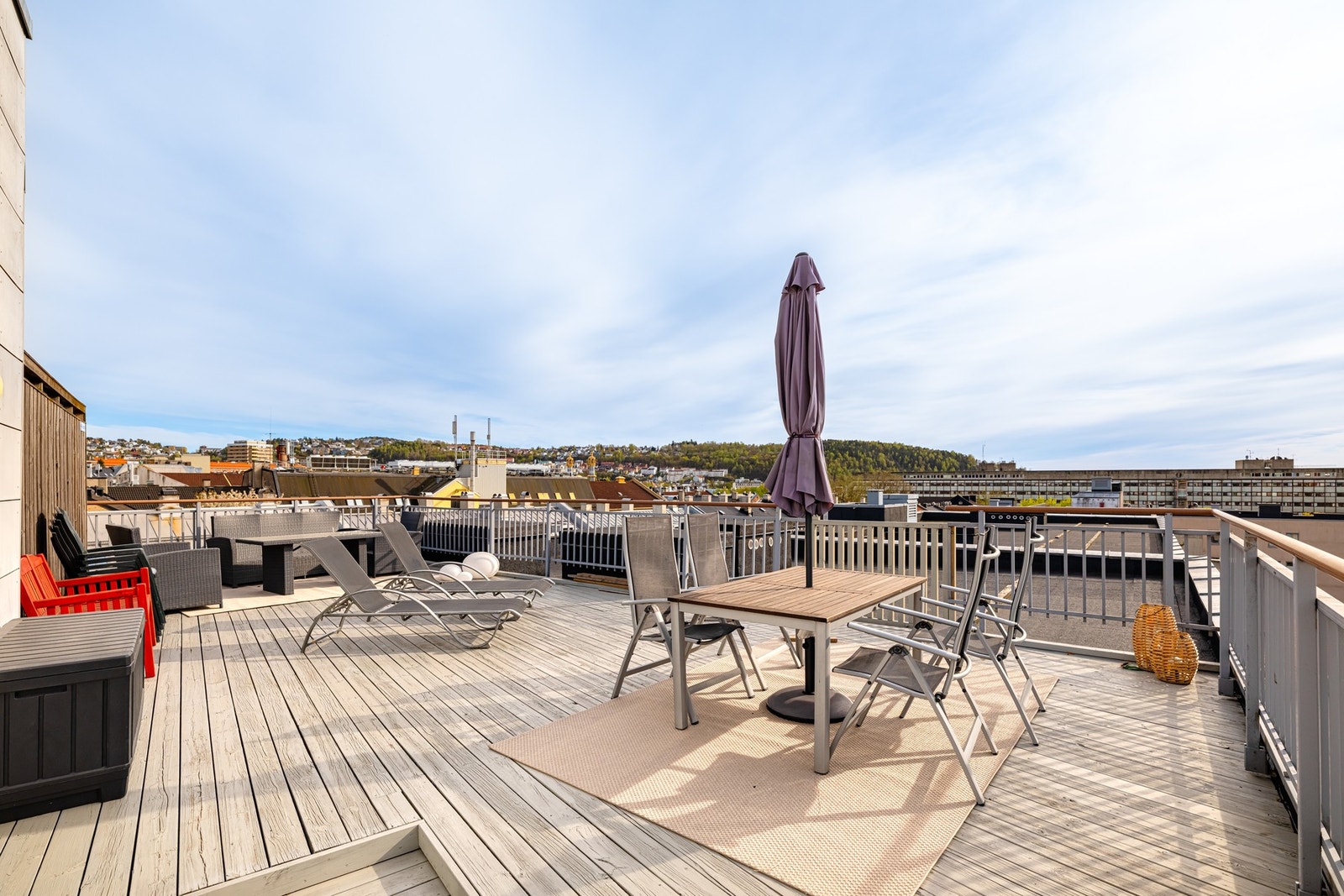 Bygget disponerer en stor og solrik felles takterrasse med flott utsyn over nærområdet og byen. Galleribilde