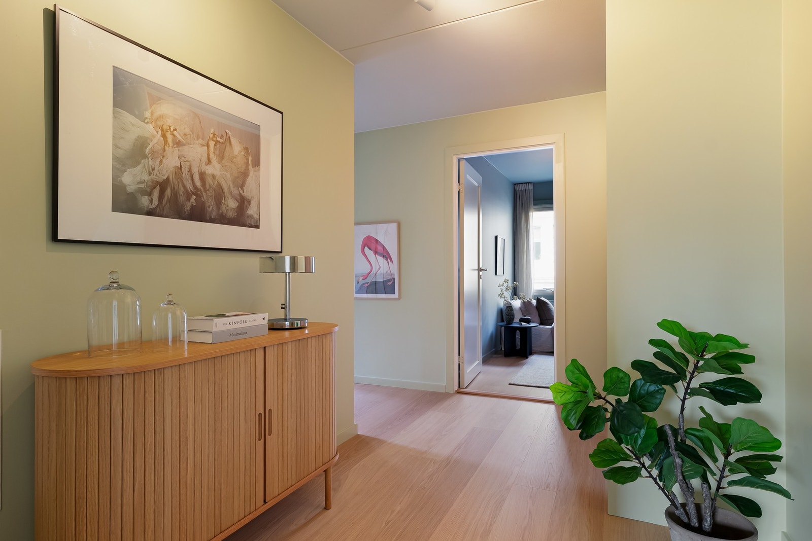 Entréen gir et umiddelbart innbydende førsteinntrykk, med en gjennomført og rolig atmosfære. Galleribilde