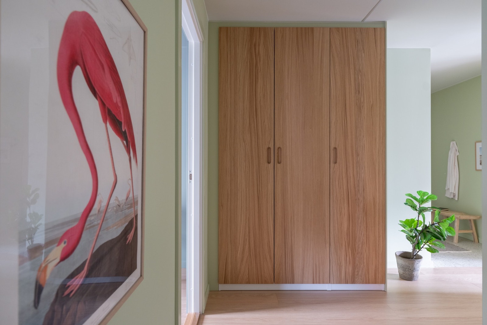 Stort, nyetablert plassbygd garderobeskap i gangen med rikelig oppbevaringsplass og et helhetlig uttrykk. Galleribilde