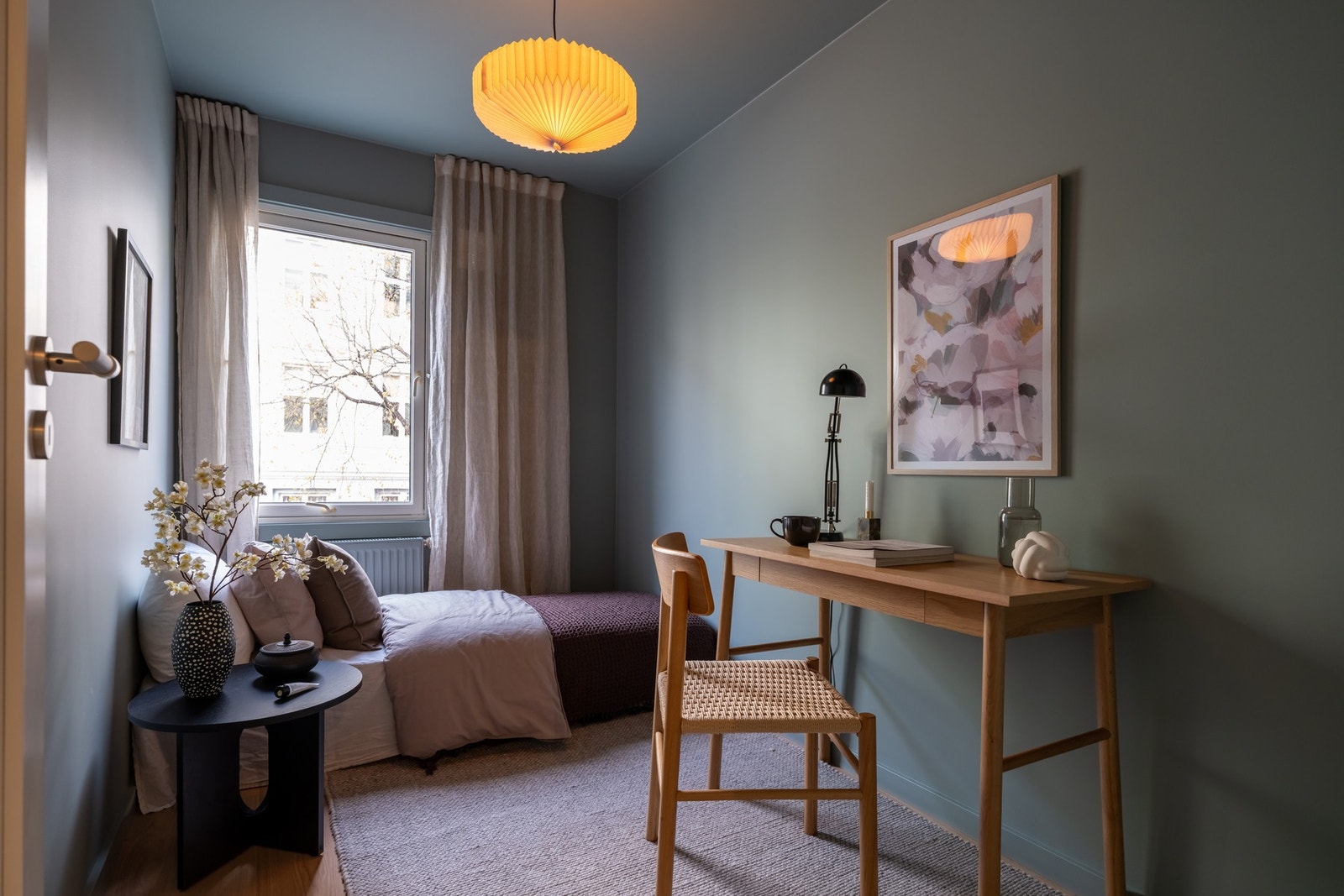 Fleksibelt rom med plass til både seng og skrivebord, perfekt som gjesterom eller hjemmekontor. Galleribilde