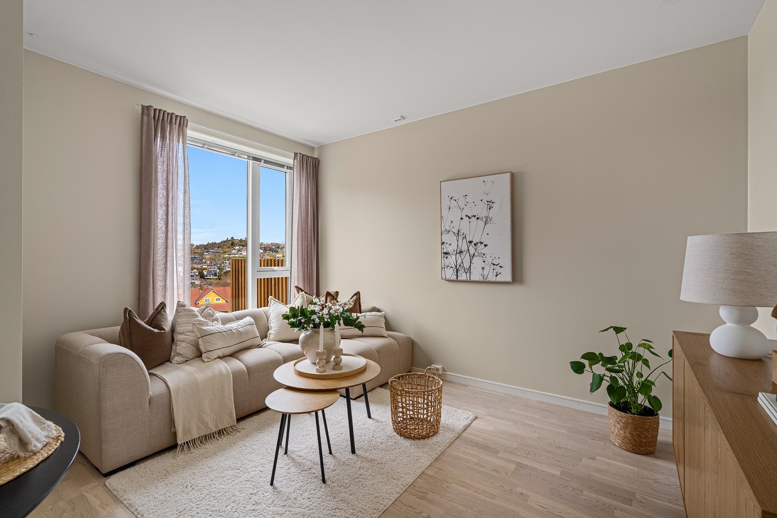 Stuen har god plass til sofa og mindre møbler. Galleribilde