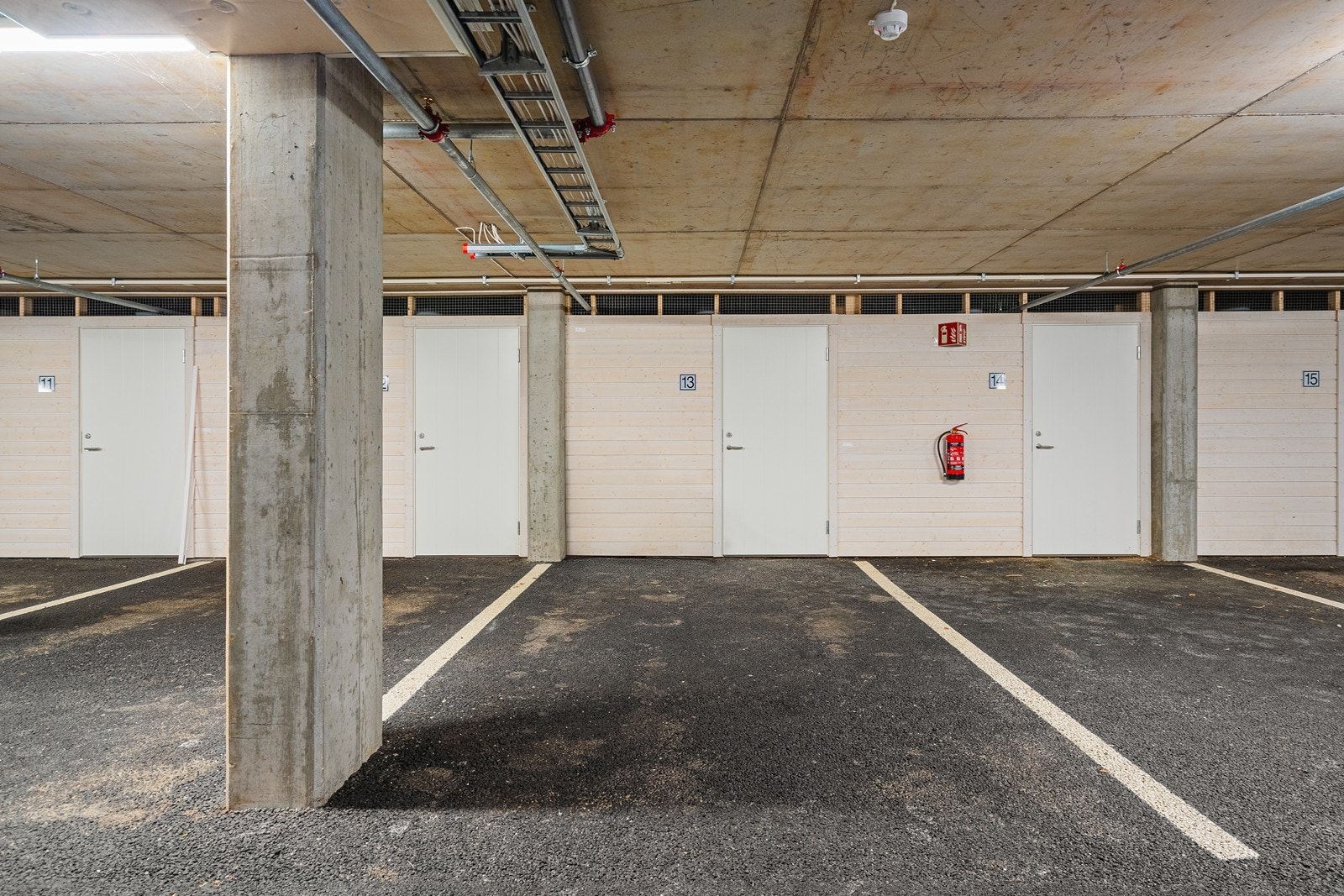 Fast parkeringsplass med tilhørende bod i bakkant (nr. 13) i felles, lukket garasjeanlegg. Gjesteparkering like utenfor bygget. Det er tilrettelagt for montering av elbillader på egen plass. Galleribilde