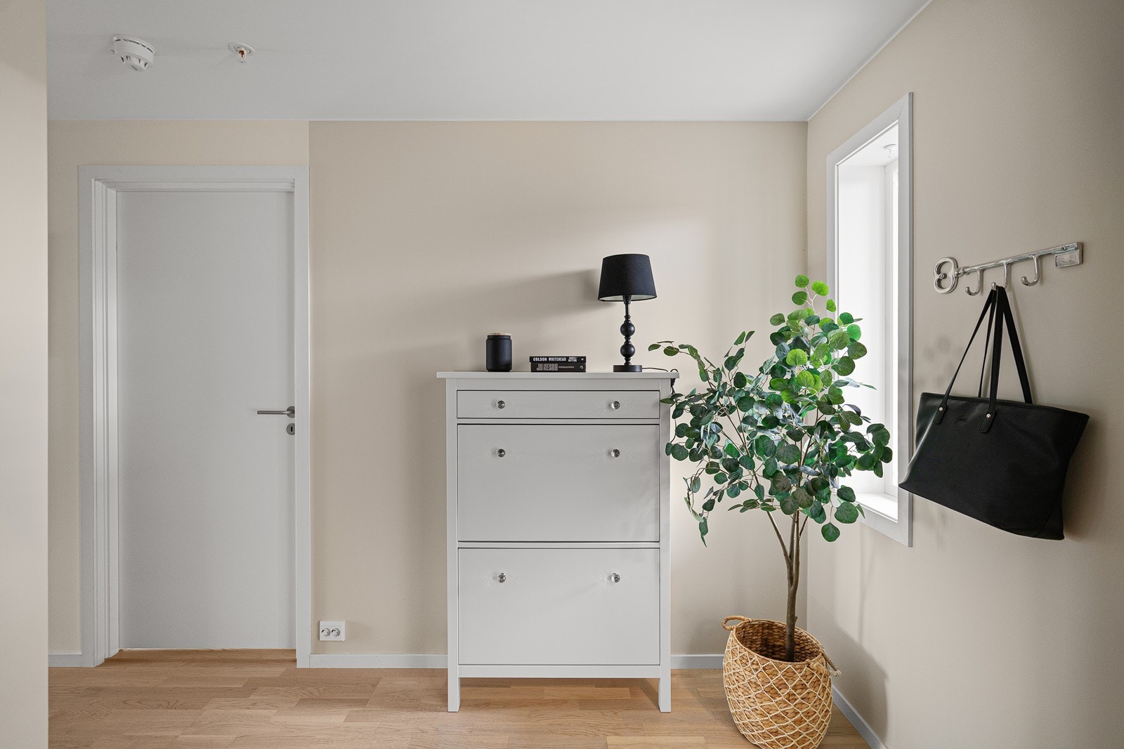 Leiligheten har lyse, trivelige farger som bidrar til en lys og innbydende atmosfære. Galleribilde