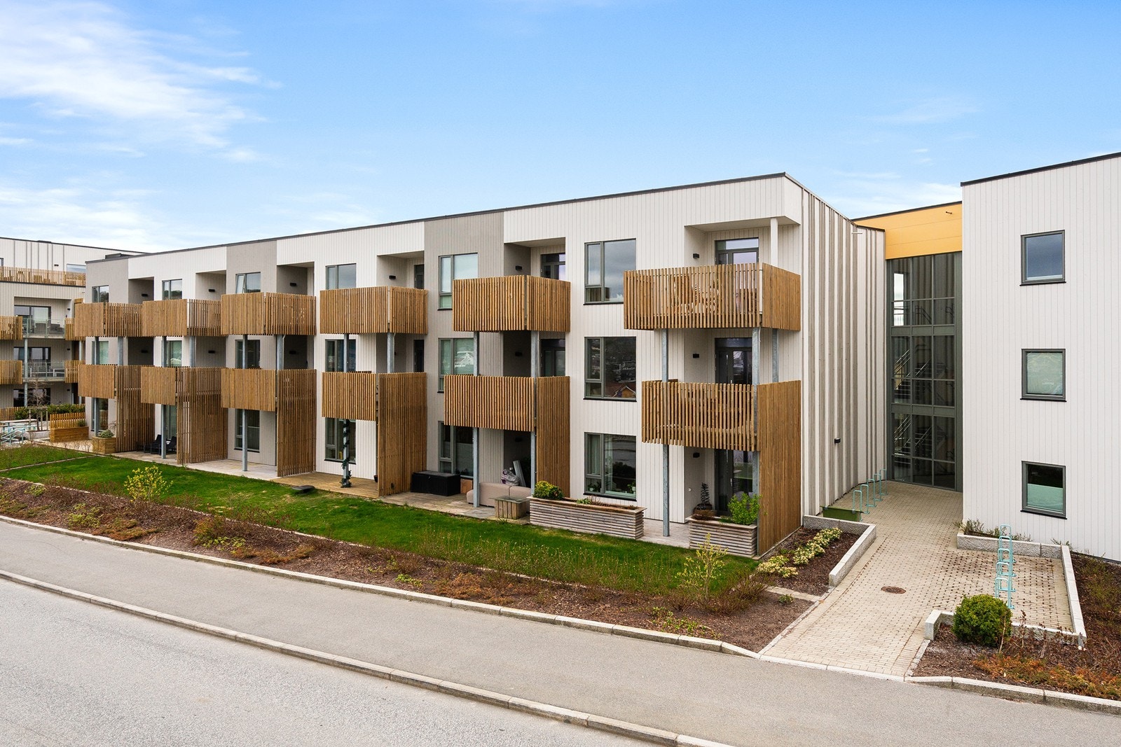 Leiligheten er en attraktiv topp- og endeleilighet med beliggenhet i byggets øverste etasje. Med kun én vegg-i-vegg-nabo får du en sjelden følelse av ro og privatliv - her er det lett å senke skuldrene og virkelig føle at du bor for deg selv. Galleribilde