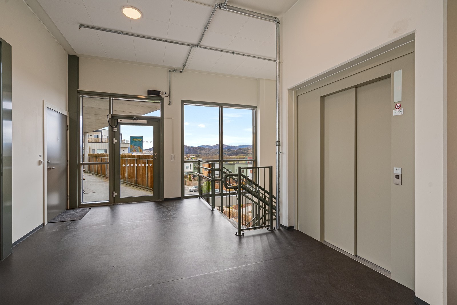 Leiligheten er en av få som har innvendig ytterdør direkte fra heis- og trappeoppgangen, noe som gir tørrskodd adkomst fra parkeringskjelleren og rett inn i egen gang. Galleribilde