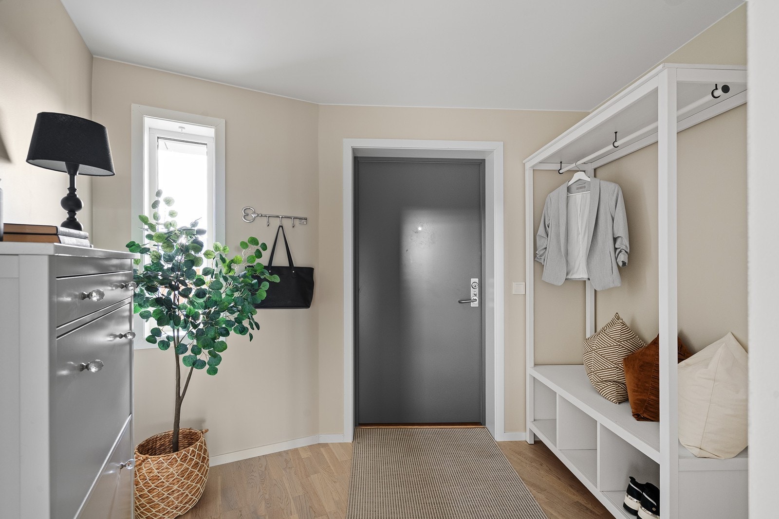 Velkommen inn - eller på vei ut igjen. Entréen gir et godt førsteinntrykk av boligen, med plass til nødvendig oppbevaring og en naturlig overgang videre inn i leiligheten. Galleribilde