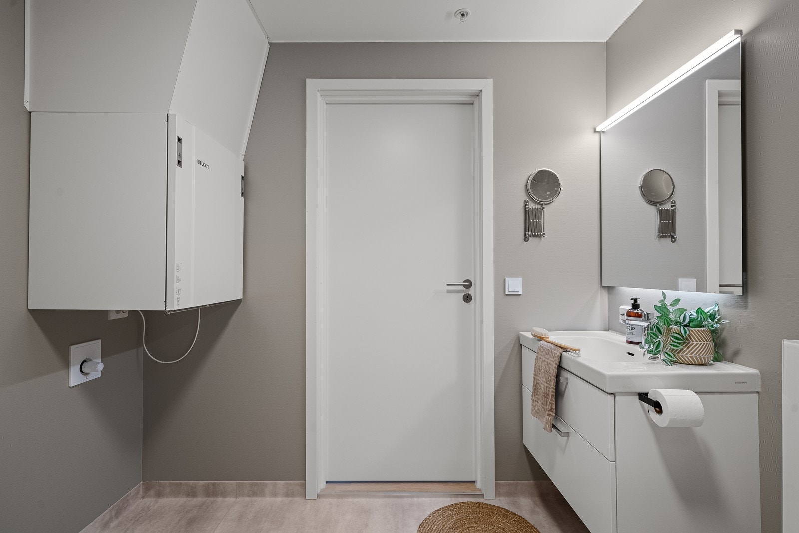 Badet har vegger med malte strier og belegg i dusjsonen. Galleribilde