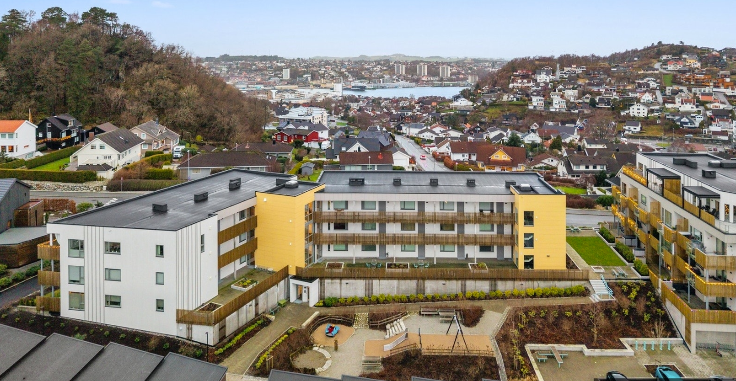 Engrappveien 29 leil. 301 har en ettertraktet beliggenhet på Hana - et etablert, rolig og familievennlig område bare minutter fra Sandnes sentrum. Her bor du i et nabolag med korte avstander til det meste du trenger i hverdagen. Galleribilde