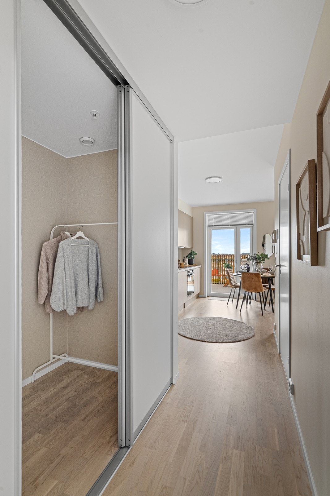 Praktisk skyvedørsgarderobe med god oppbevaringsplass. Galleribilde