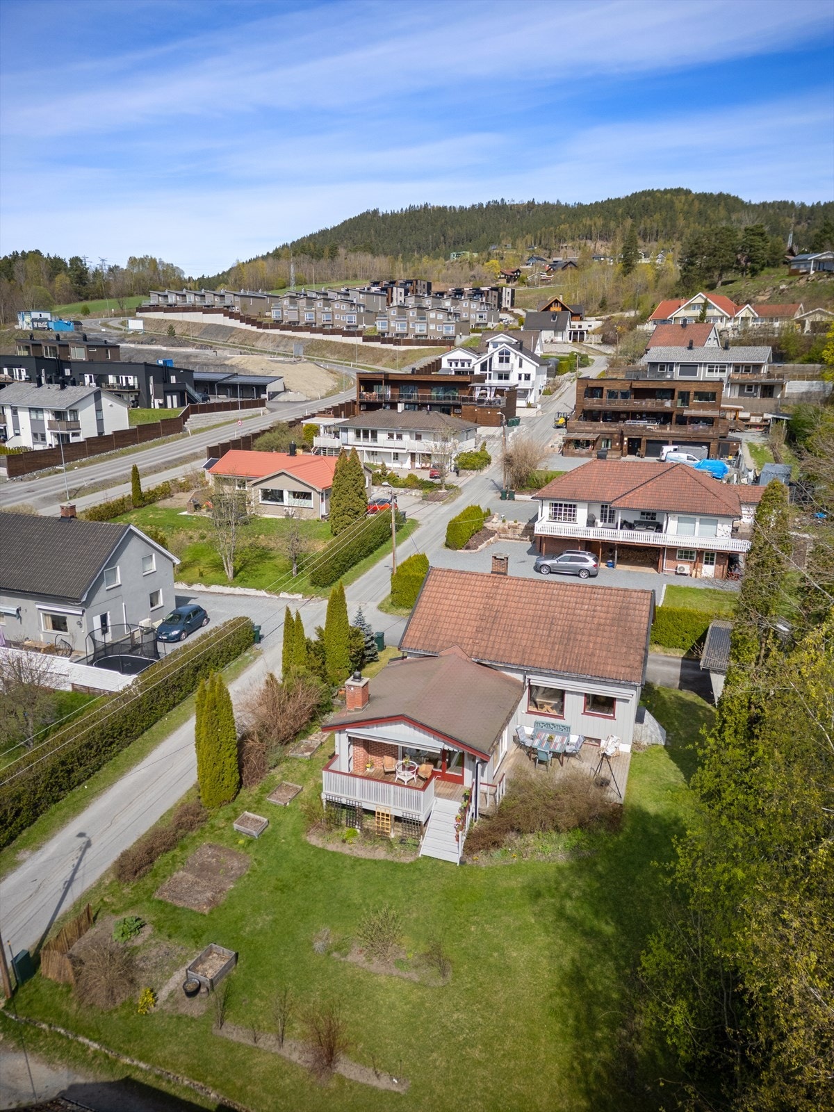 Parkering i dobbelgarasje og på asfaltert gårdsplass Galleribilde