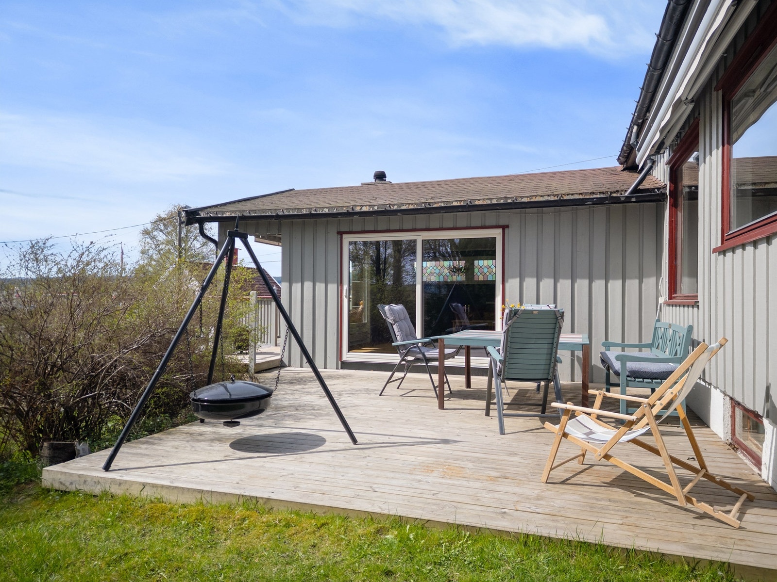 Adkomst til terrasseplatting via skyvedører fra peisestuen. Usjenert og lun uteplass med markise. Galleribilde