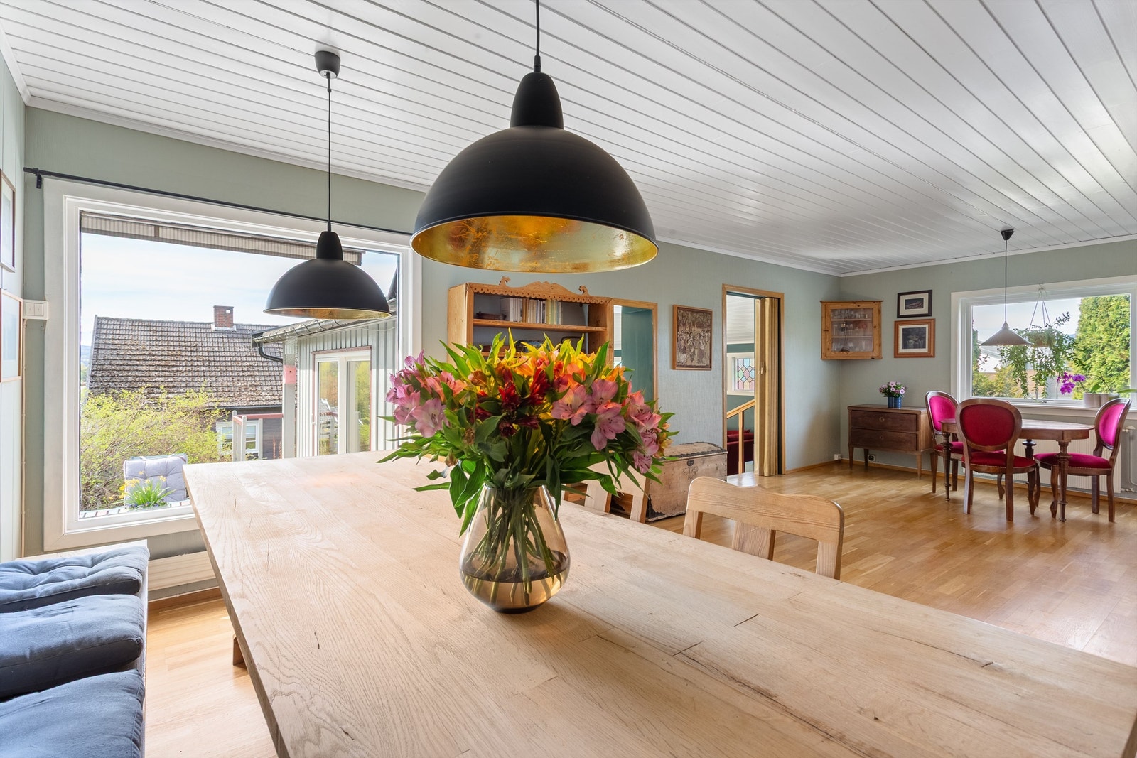 Lys stue med god plass til spisebord Galleribilde