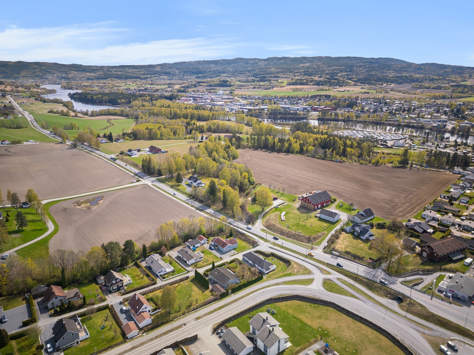 Sentralt beliggende med ca. 1,8 km til Hokksund sentrum med jernbanestasjon og de aller fleste servicetilbud Galleribilde