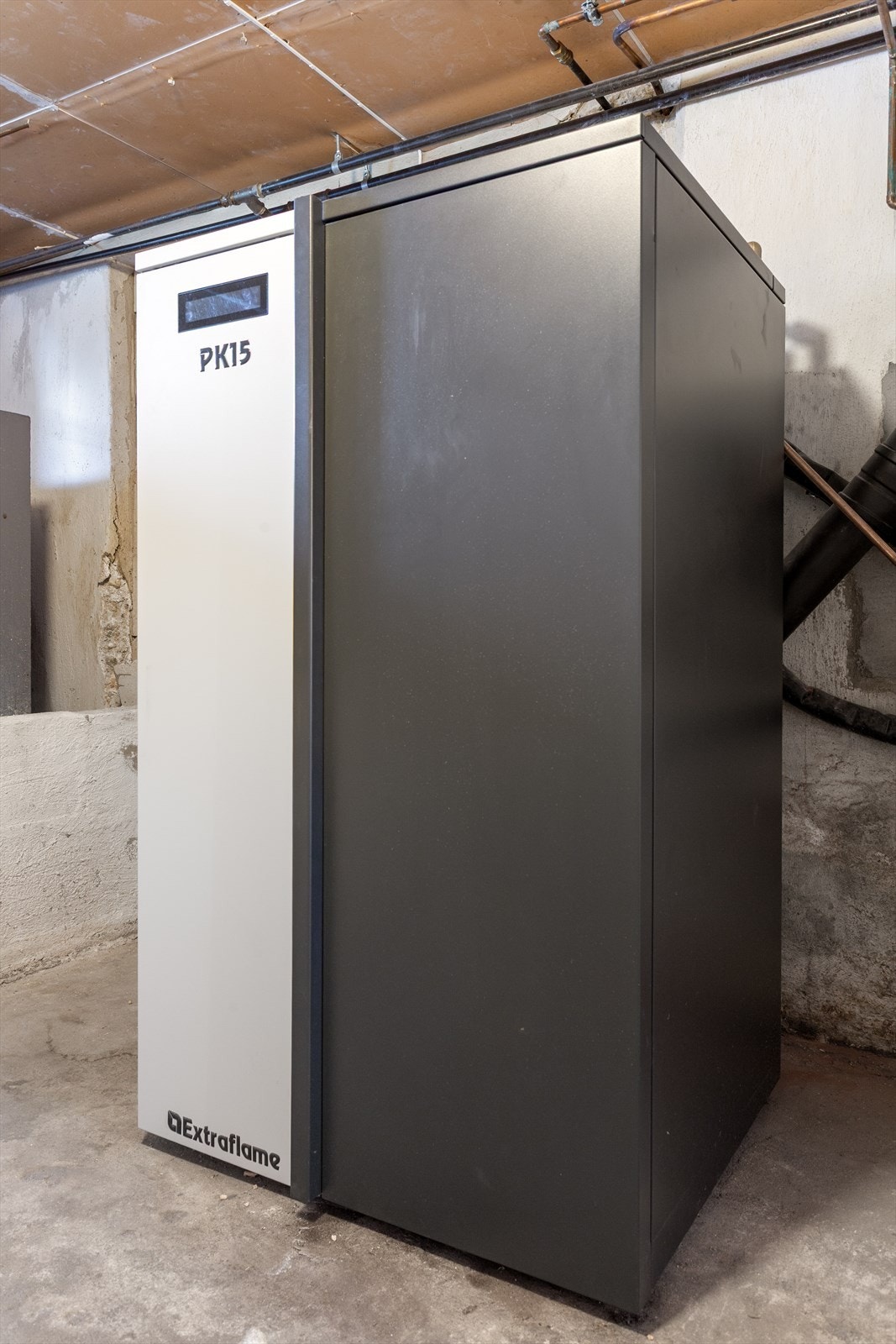 Flere rom i huset har vannbåren radiatorvarme med oppvarming av vann via pelletsbrenner plassert i kjeller Galleribilde