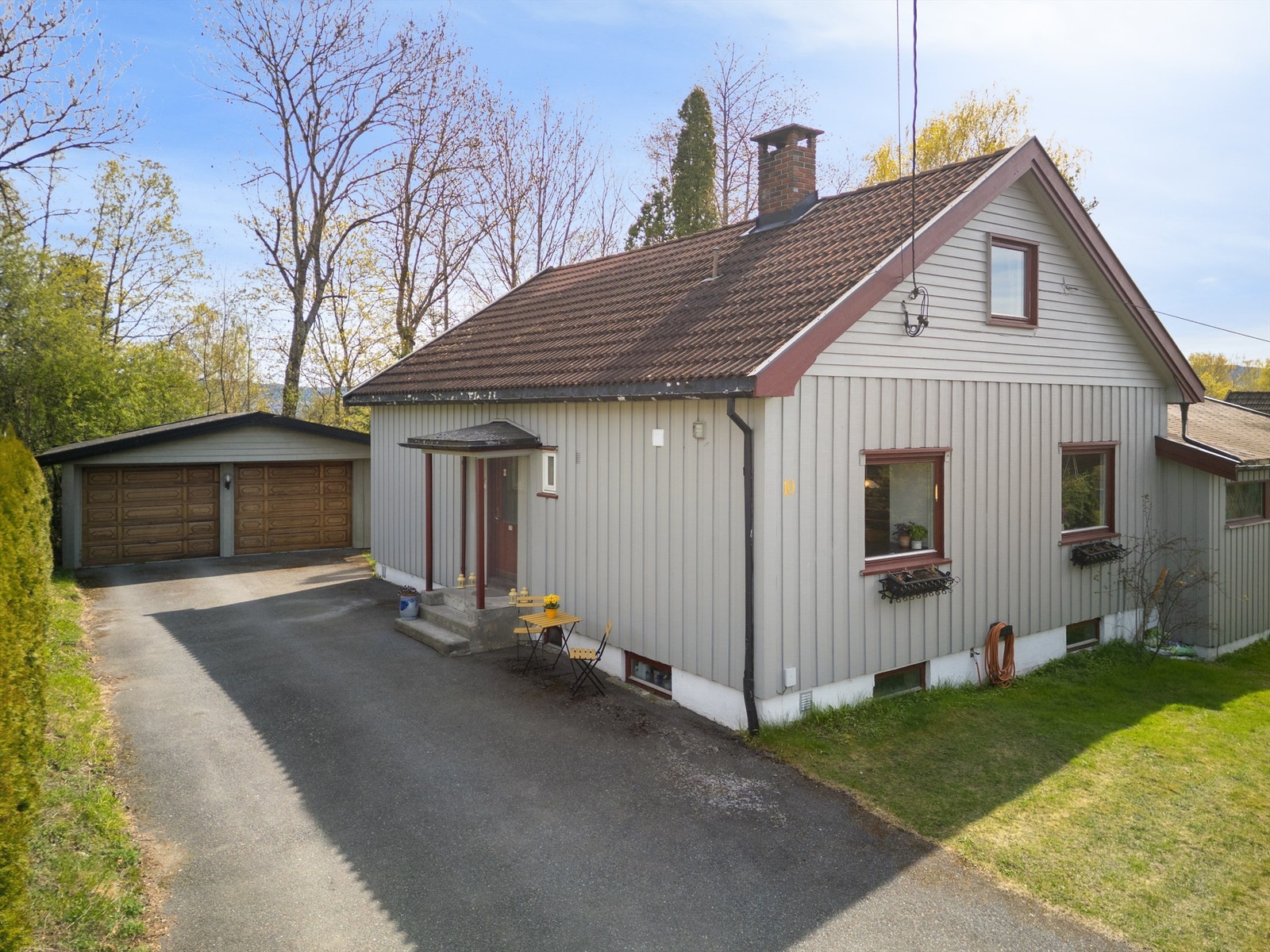 Enebolig med dobbelgarasje beliggende i et attraktivt og etablert boligområde
Foto: Emotional Landscape Production Ole Thoresen Galleribilde
