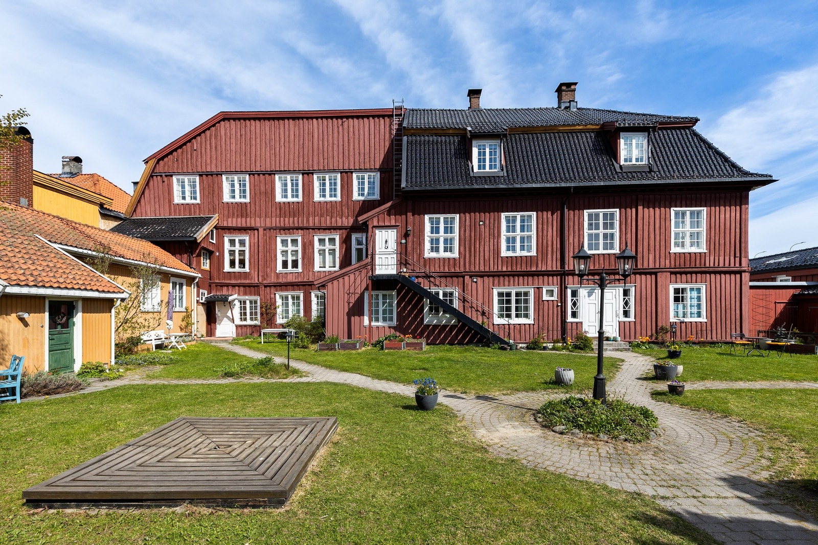 Tomten er på ca. 1 060 kvm og er pent opparbeidet med interne veier, plenarealer, diverse beplantninger og sittegruppe Galleribilde
