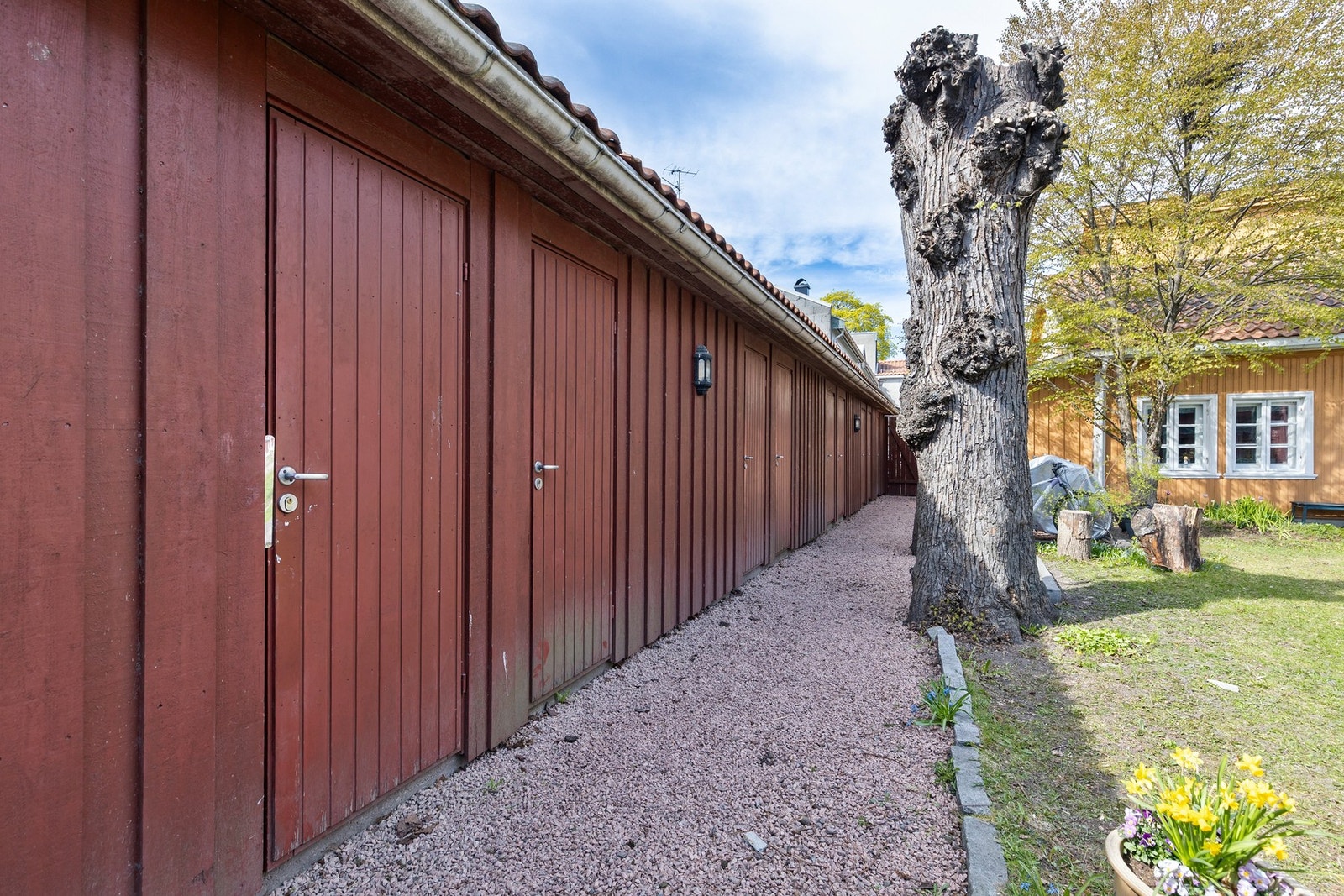 Det er oppført en sidebygning med boder i senere tid. Denne seksjonen disponerer en bod på ca. 4 kvm Galleribilde