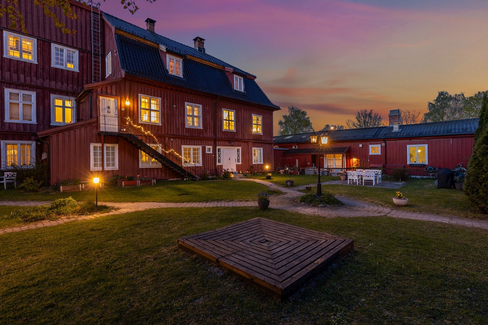 Eiendommen har en rik og spennende historie, og har gjennom tidene vært kjent under flere navn, bl.a. Strømsøe Børne-Asyl, Fattigskolen og Husmorskolen - et tydelig vitnesbyrd om byggets sentrale rolle i lokalsamfunnet Galleribilde