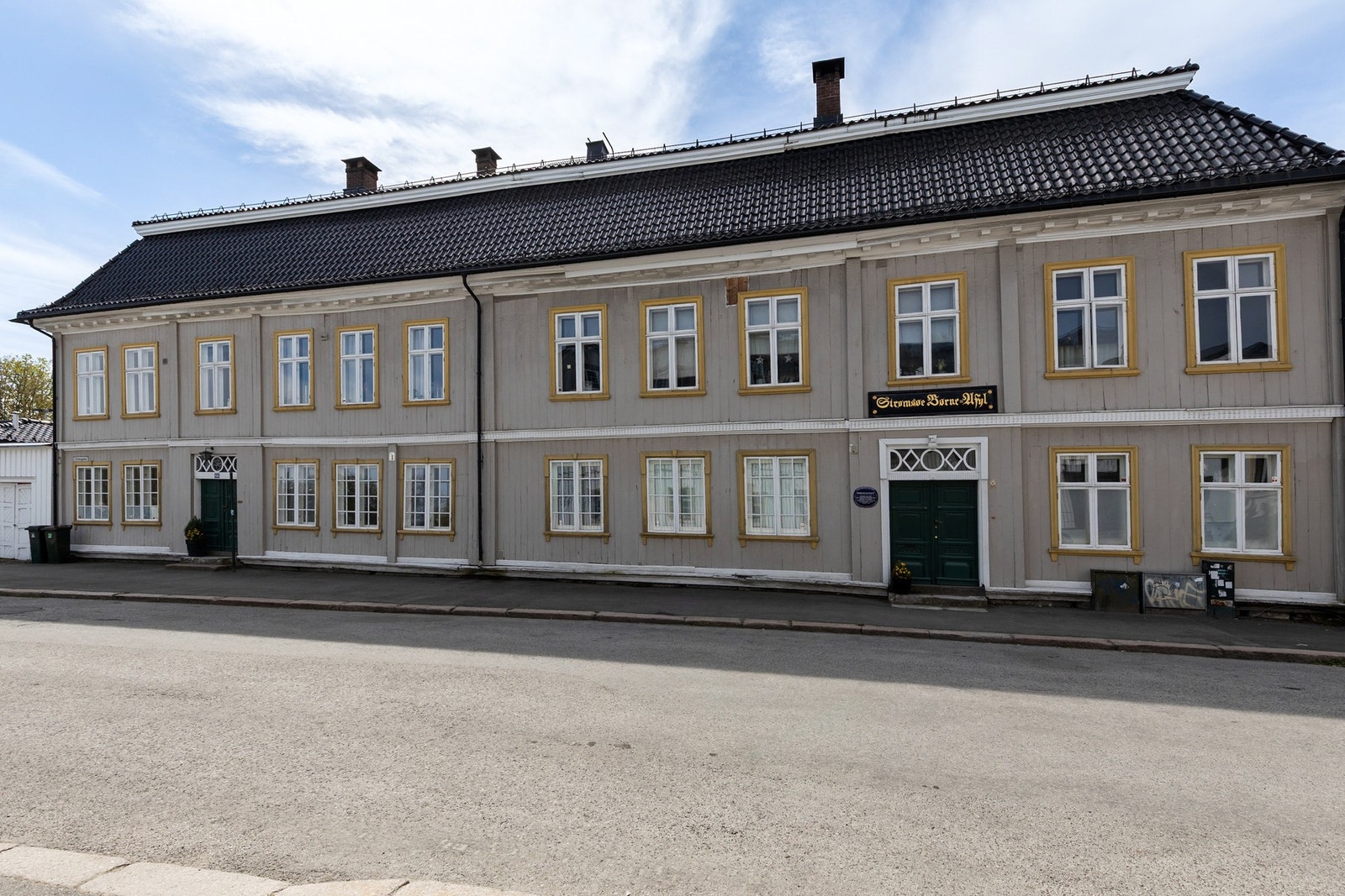 Fasaden mot gaten ble malt i kostbar hvitmaling for å gi et verdig uttrykk, mens bakfasaden vendt mot gårdsrommet hadde en enklere utførelse i rød farge Galleribilde