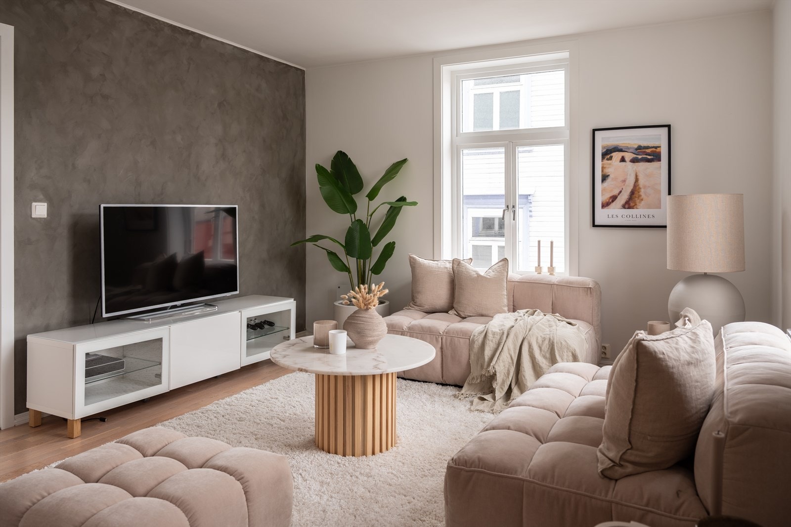 Leiligheten er svært arealeffektiv med sin planløsning, og tre soverom gir deg som kjøper gode muligheter for leieinntekter. Galleribilde
