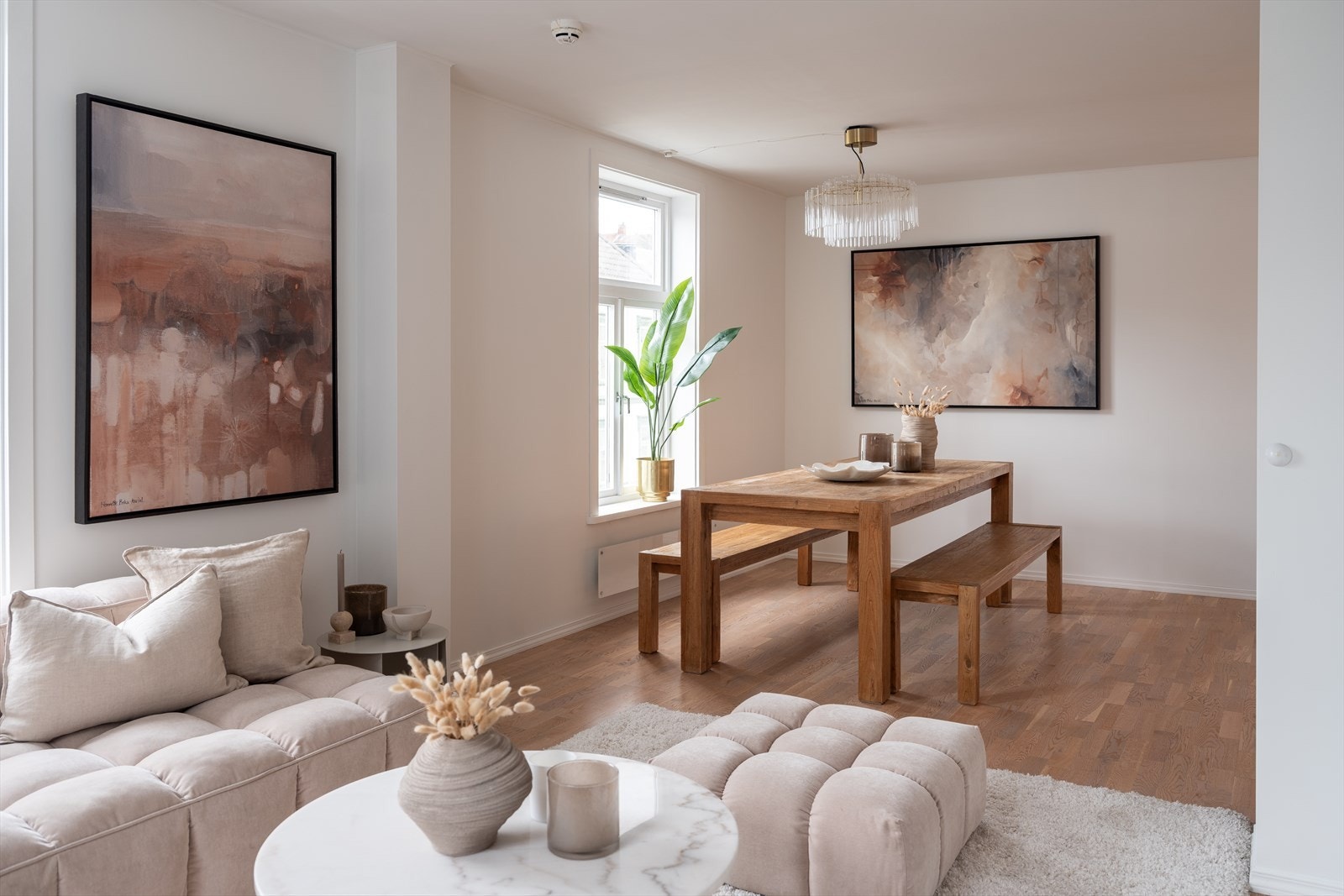 Her får du en leilighet med store oppholdsrom - perfekt plass å invitere venner på besøk, samtidig som det også er enkelt å innrede etter eget ønske. Galleribilde