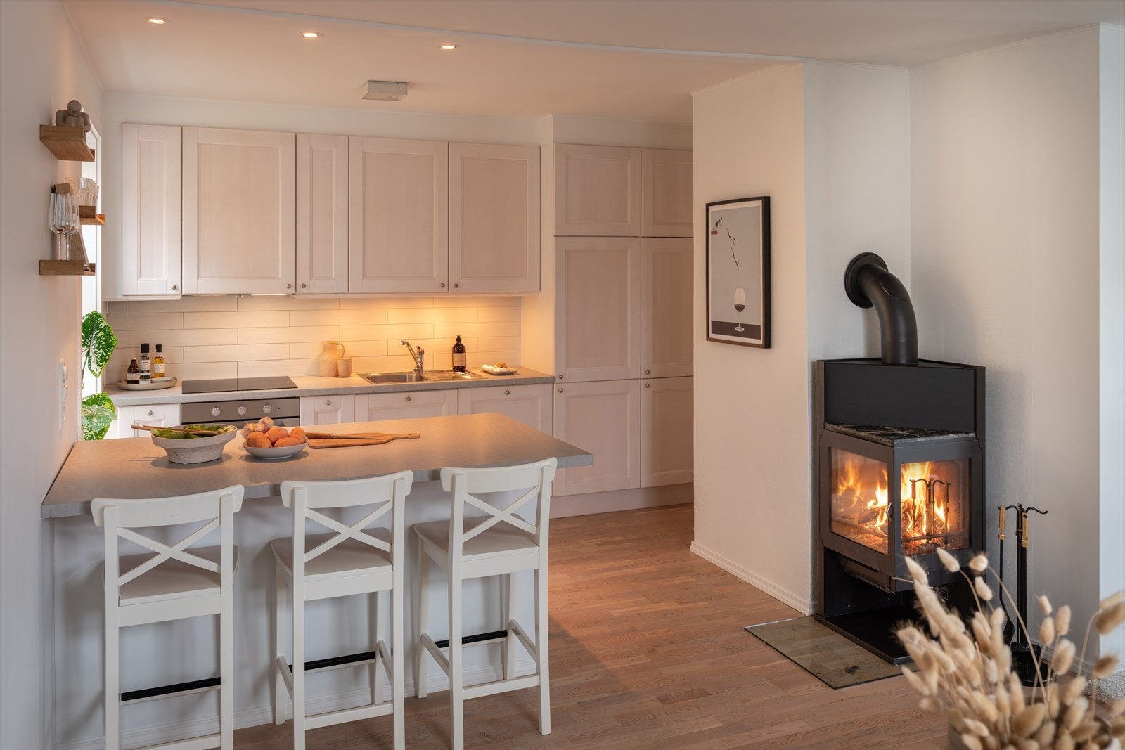 Leiligheten har også vedfyringsmulighet - rimeligere strømkostnader, samtidig som det sørger for ekstra kos og hygge på kalde høst- og vinterkvelder. Galleribilde