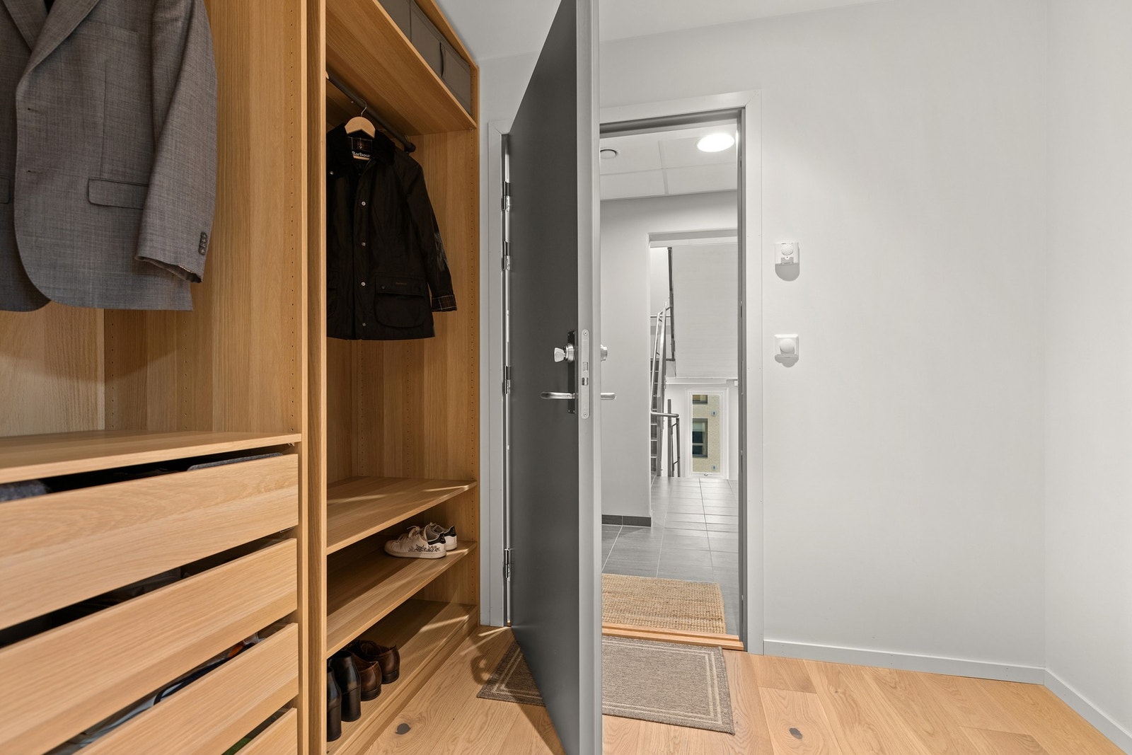 Velkommen inn i en lys og romslig entré med oppbevaringsmuligheter. Galleribilde