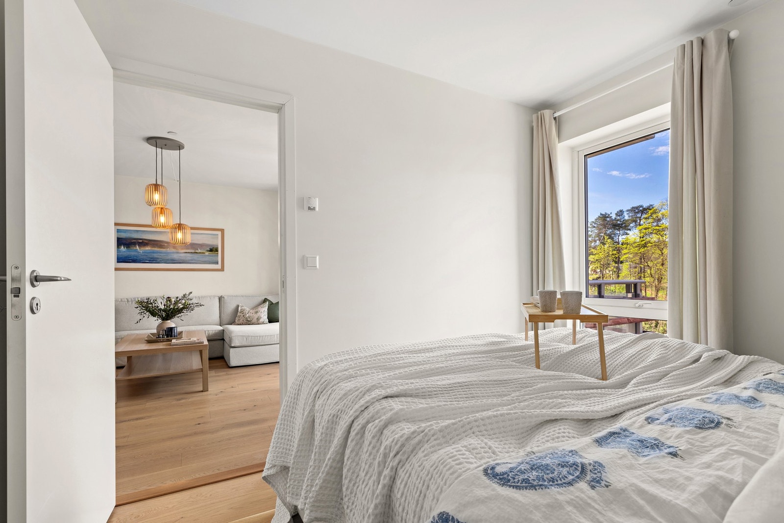 Soverommet har plass for innredning med dobbeltseng og inngang til innvendig bod, som enkelt brukes til garderobe. Galleribilde