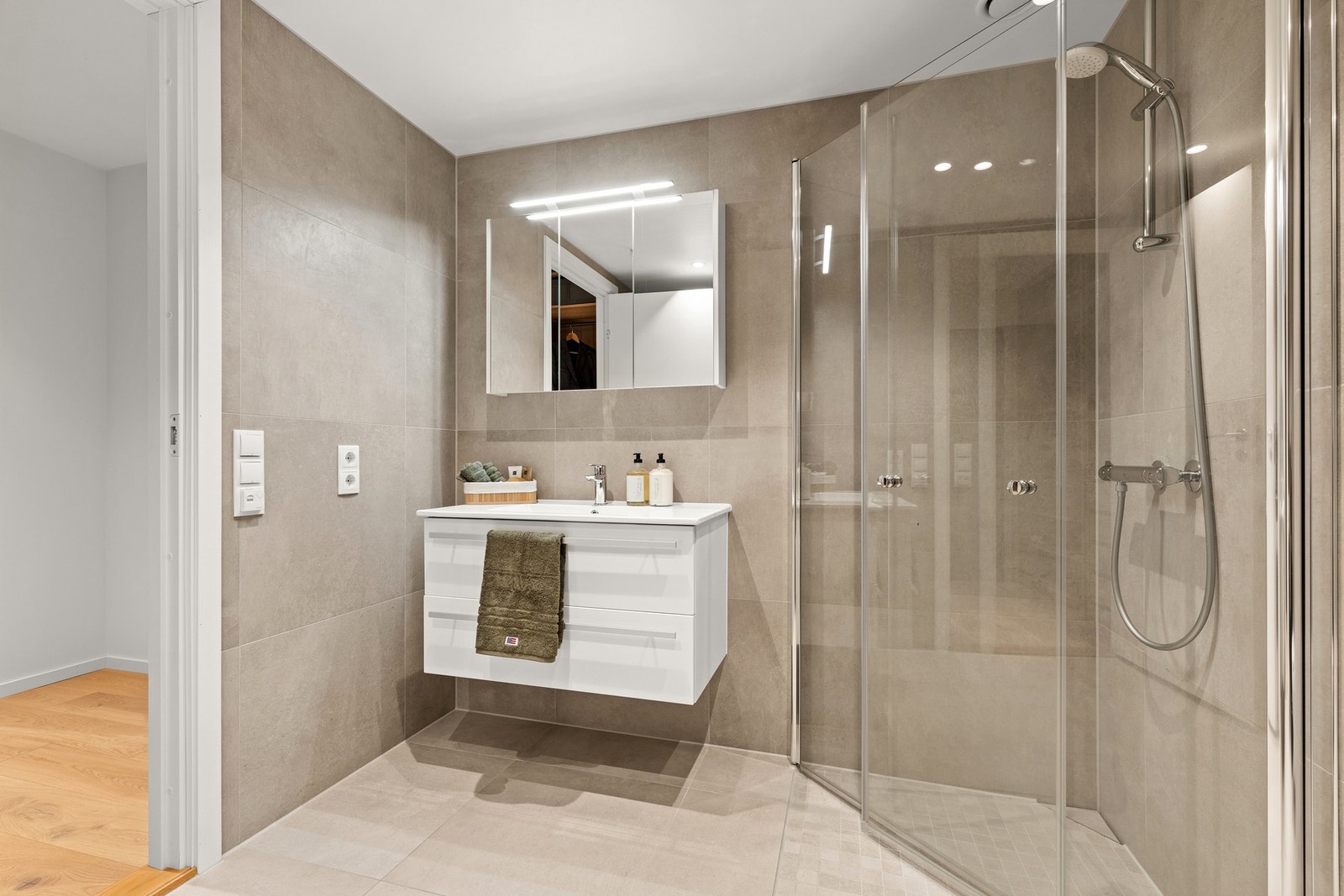 Leiligheten er moderne og pent bad med en tidløs og fin innredning. Badet har varmekabler. Galleribilde