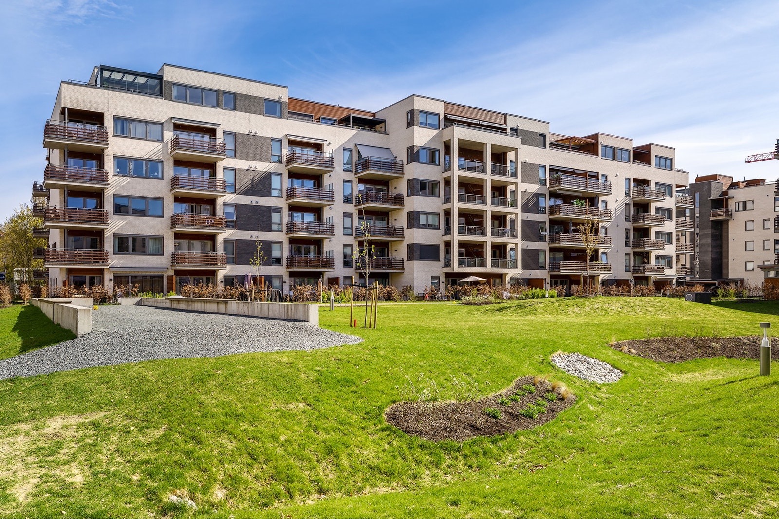Senter av bebyggelsen har forseggjorte lekearealer/aktivitetsfelt og sosiale møteplasser med overbygget pergola. Galleribilde