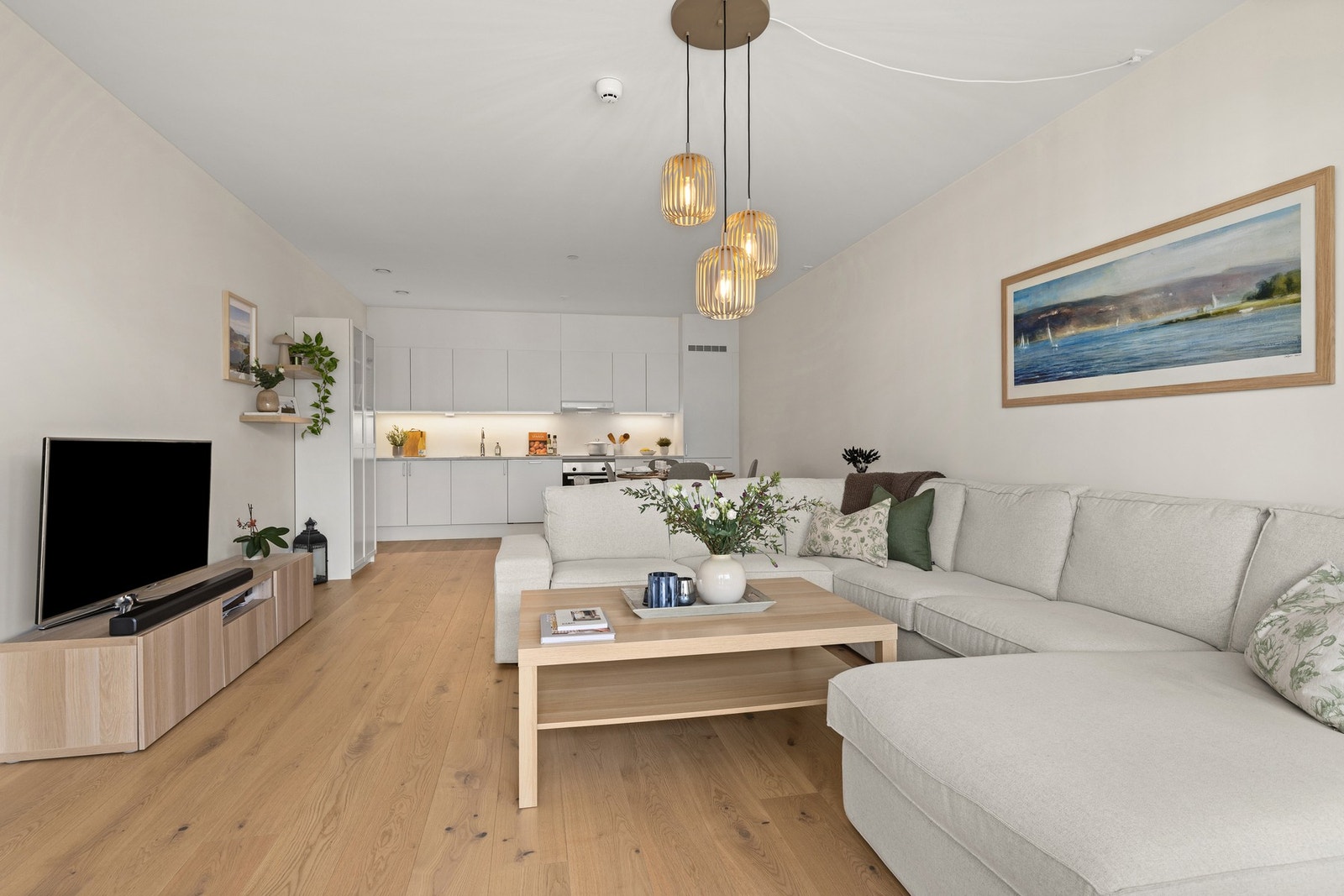 Leiligheten har stue og kjøkken i fin og åpen løsning, med plass for både sofagruppe, oppbevaringsløsninger i tillegg til et spisebord i tilknytning til kjøkken. Galleribilde