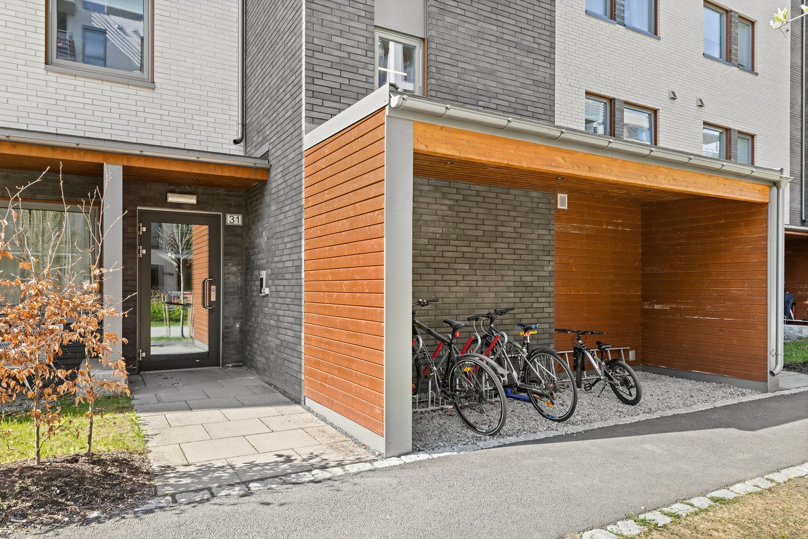 Leiligheten har adkomst via felles overbygget inngangsparti. Galleribilde