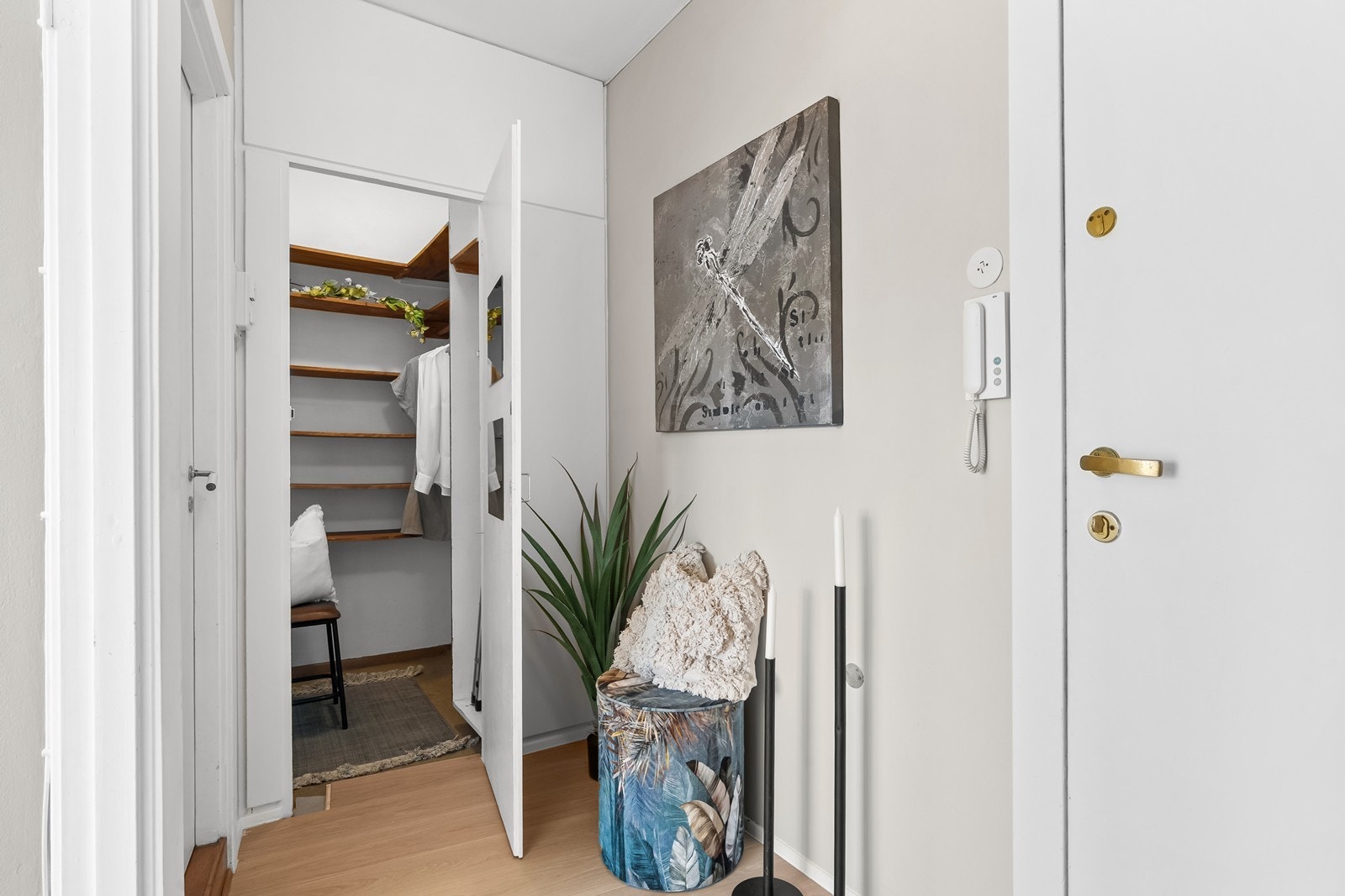 Fra entréen er det tilgang til en praktisk, innvendig bod. Galleribilde