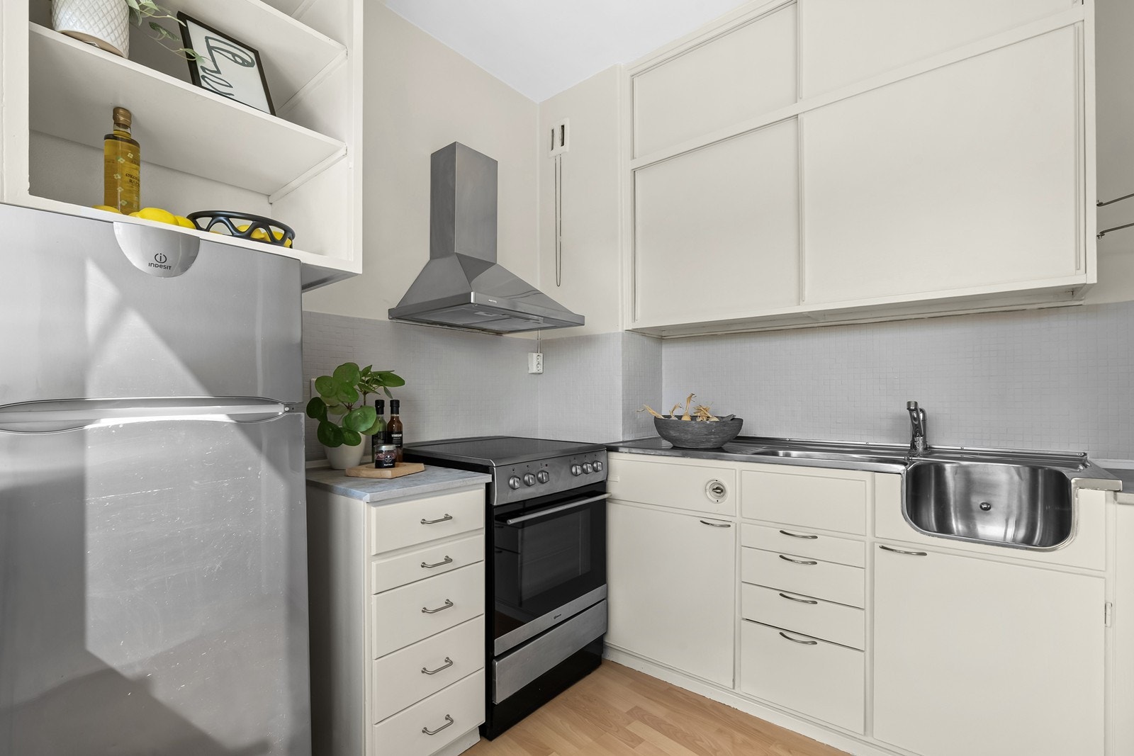 Innredningen har glatte fronter og laminat benkeplate med nedfelt vask i rustfritt stål, som gir et praktisk uttrykk. Galleribilde