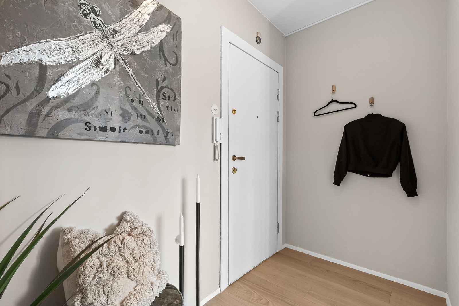 Entréen har lyse flater som gir et godt førsteinntrykk og gjør det enkelt å innrede etter egen stil. Galleribilde