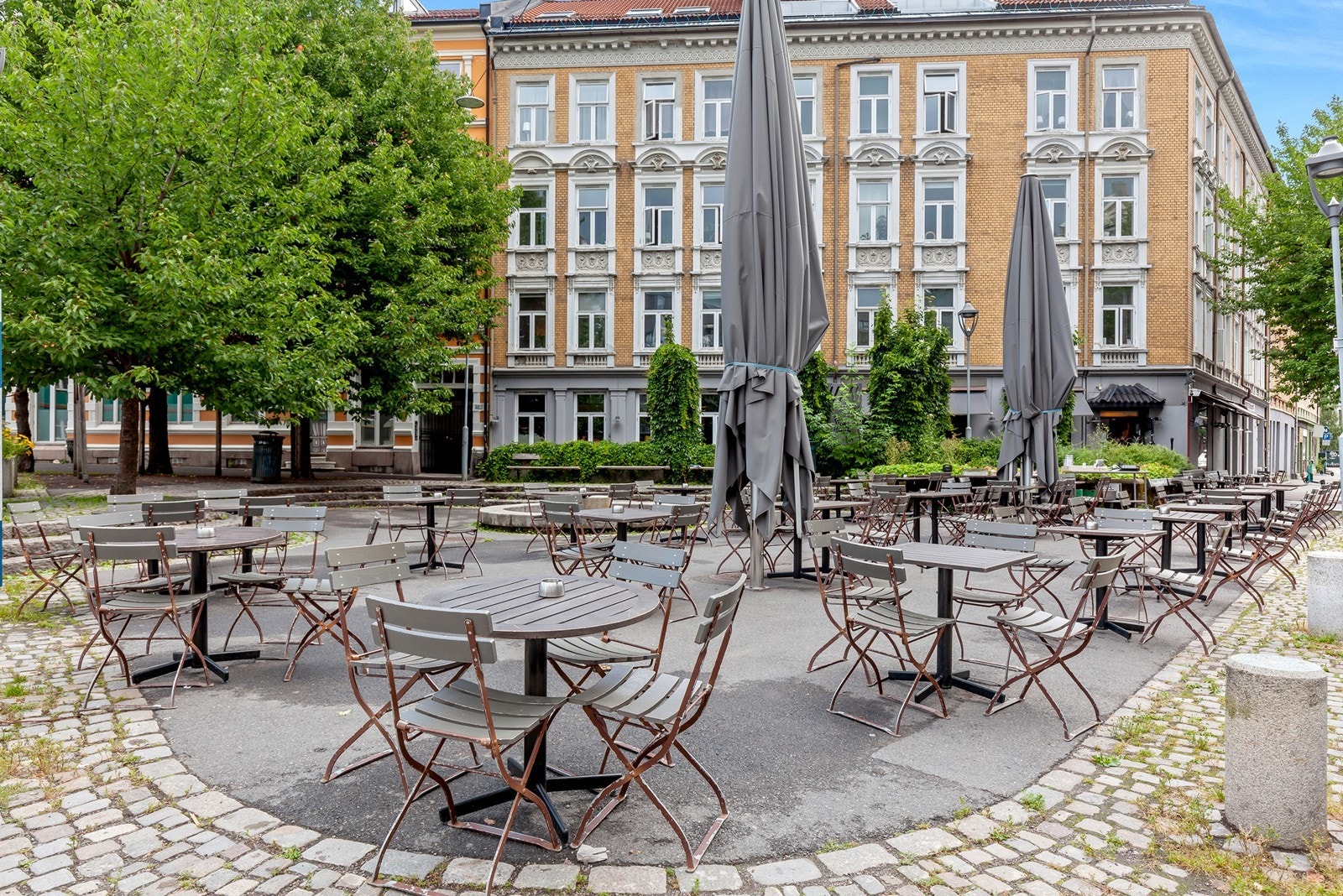 Populære "Grisen" på Torshov byr på en hyggelig uteservering - et perfekt sted for å nyte gode måltider i det flotte sommerværet. Galleribilde