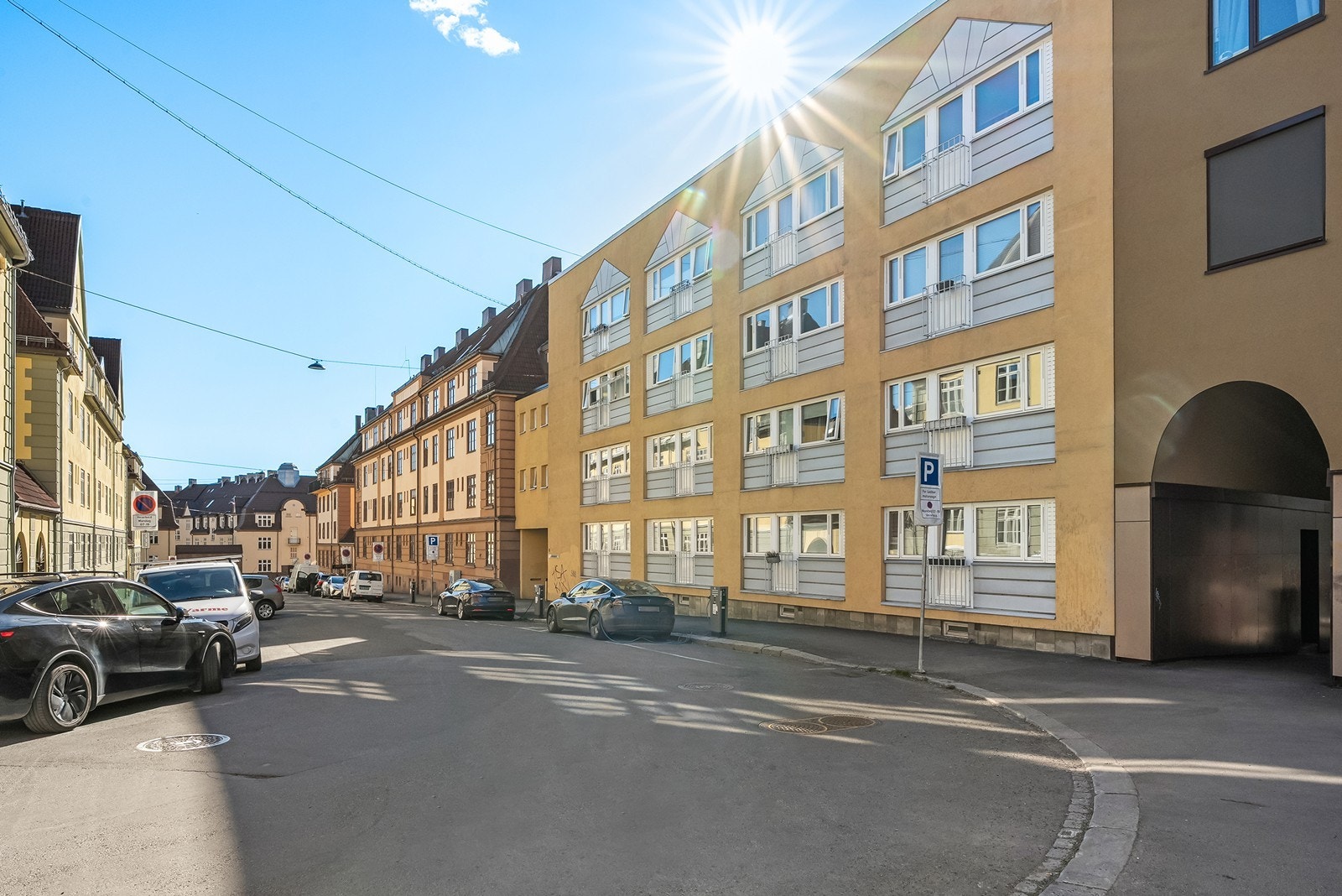 Leiligheten ligger i et attraktivt og sentralt boligområde på Torshov i Oslo. Området kombinerer urban puls med historisk sjarm, og er kjent som et av byens mest populære steder å bo. Galleribilde