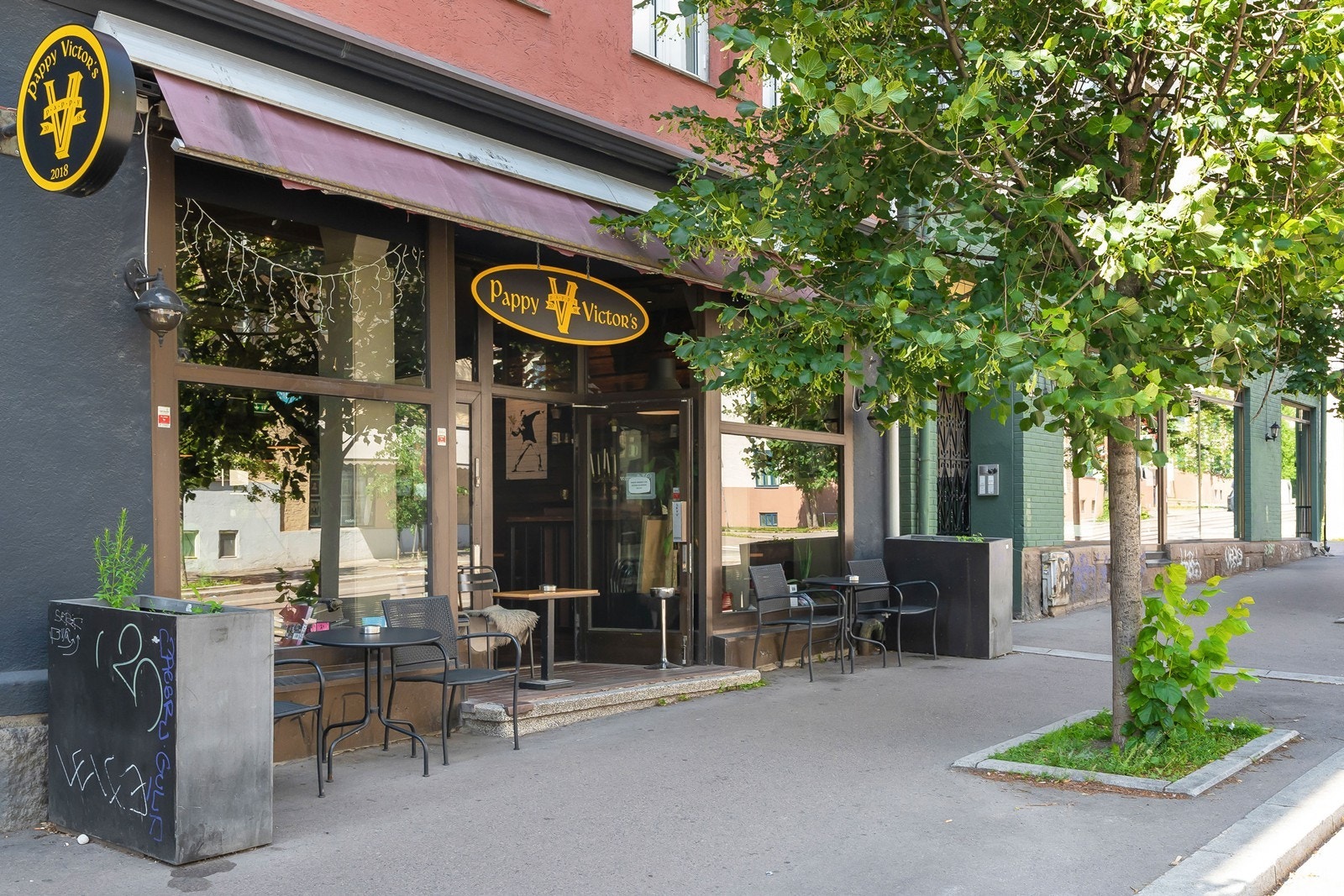 Uteservering utenfor Pappy Victors Pub gir et hyggelig og levende bomiljø i nabolaget. Galleribilde