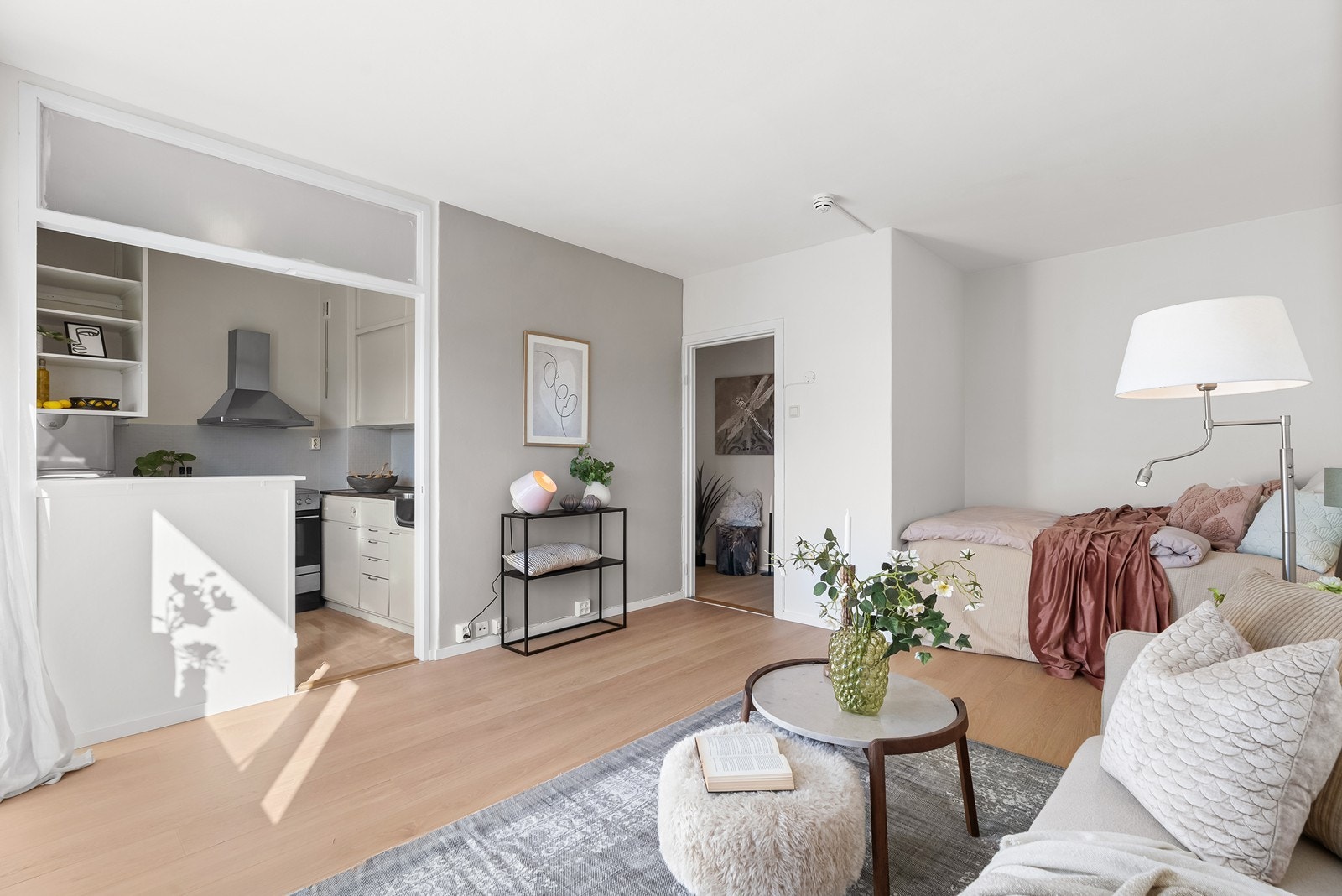 Stuen fremstår lys og luftig, med gode vindusflater som slipper inn rikelig med naturlig lys. Galleribilde
