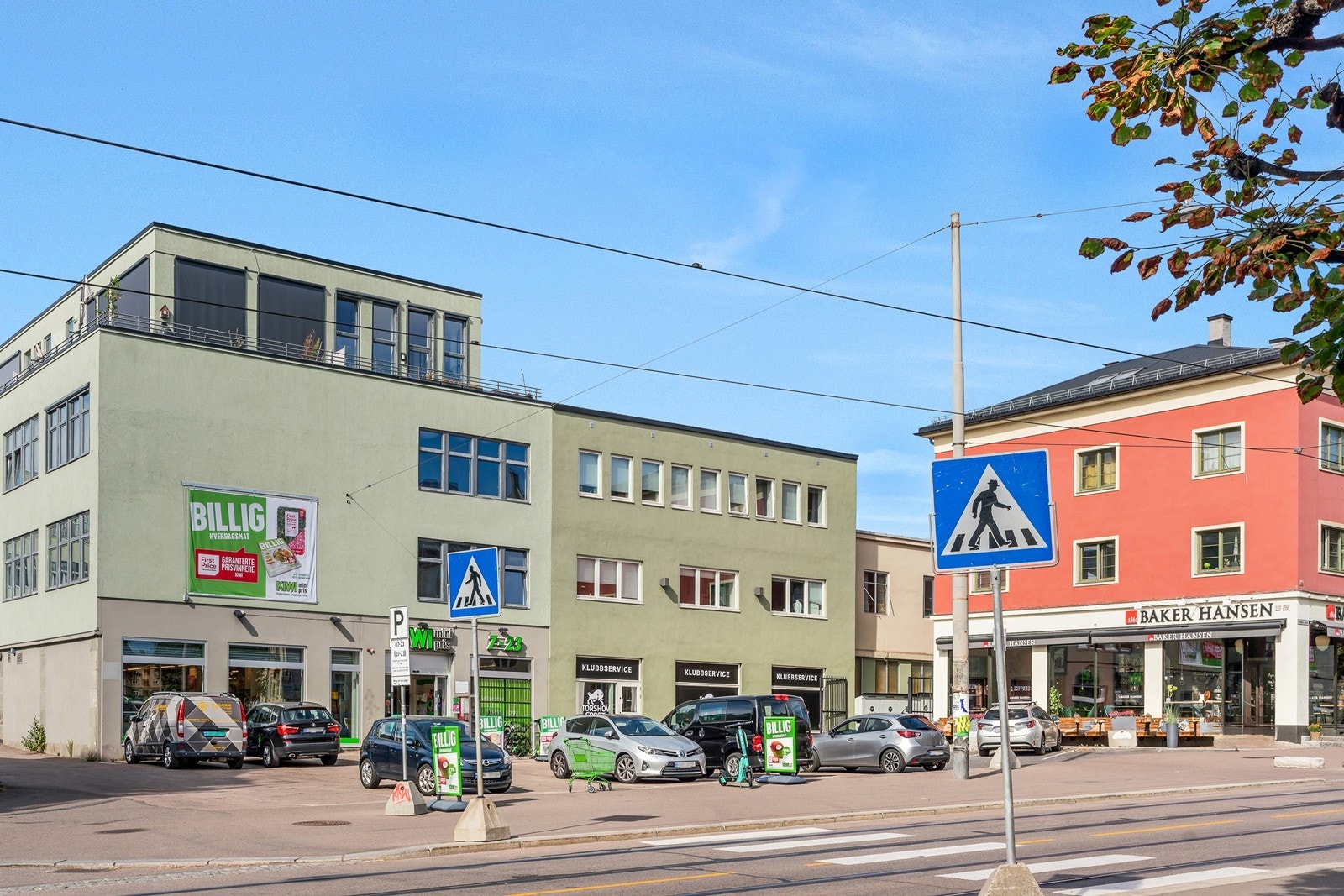 Dagligvarehandel finner du like ved leiligheten - og muligheten til å ta en kopp kaffe eller en fersk bolle på bakeren gjør hverdagen både enklere og hyggeligere. Galleribilde
