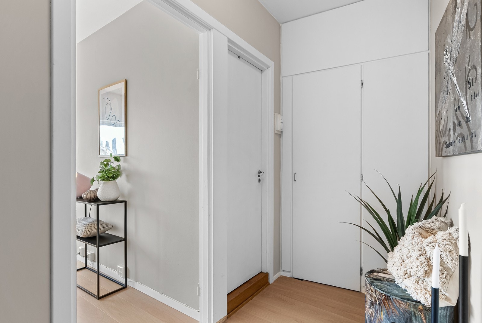 Leiligheten har en lys og trivelig entré. Galleribilde