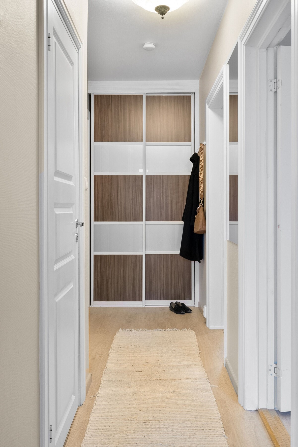 Entréen byr på en praktisk skyvedørsgarderobe som gir gode oppbevaringsmuligheter for yttertøy og sko. Galleribilde