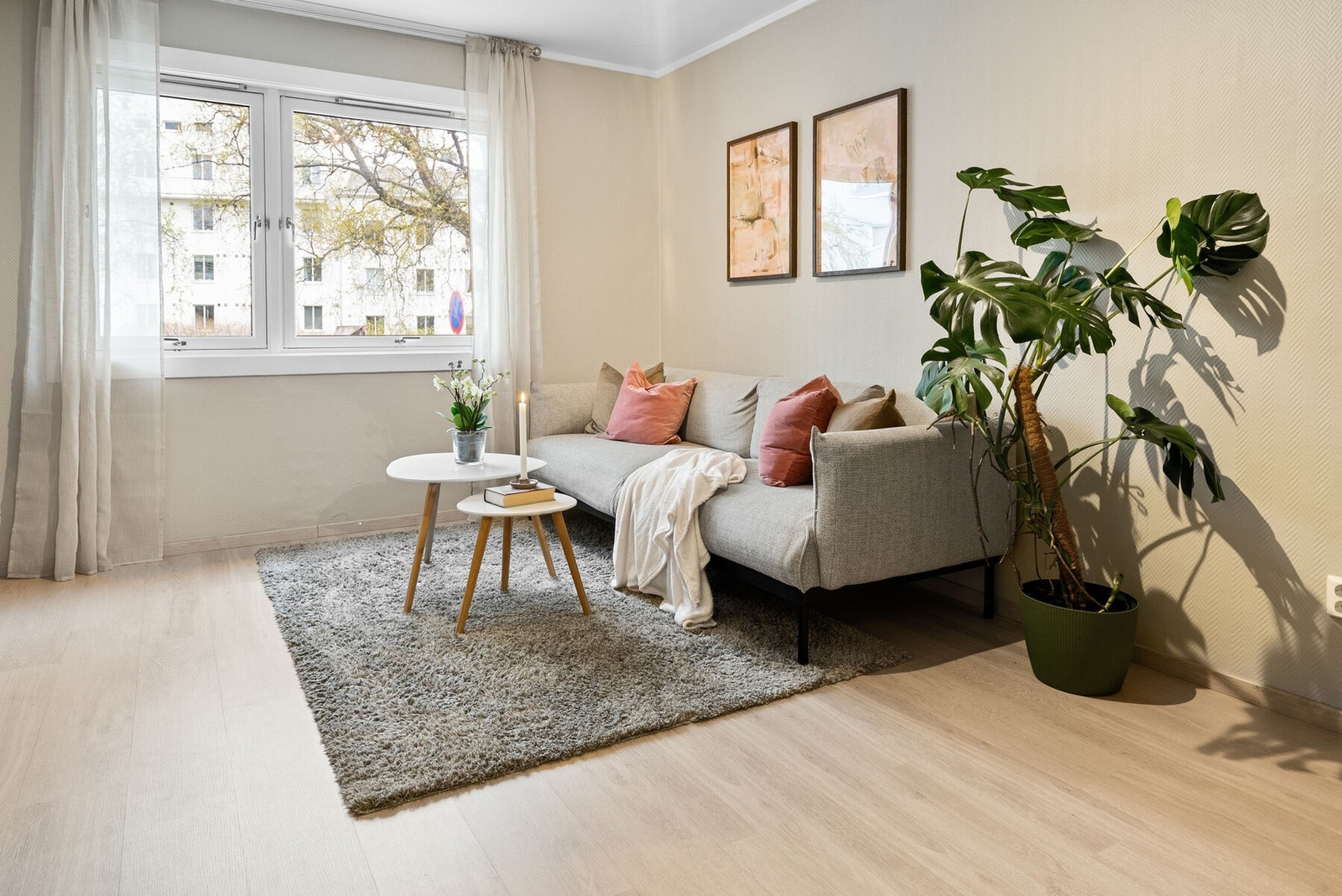 Velkommen inn! Hjerte i boligen er et svært innbydende og stort oppholdsrom på 16,9 m² - delt inn i flere soner som gir gode møbleringsmuligheter. Galleribilde