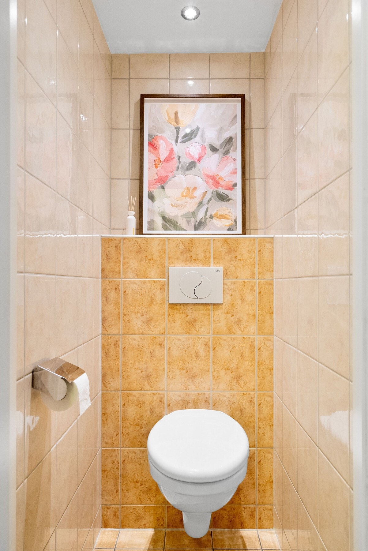 I tilknytning til badet finnes et separat toalettrom i samme stilrene utførelse, med vegghengt toalett og downlights i himling. Galleribilde
