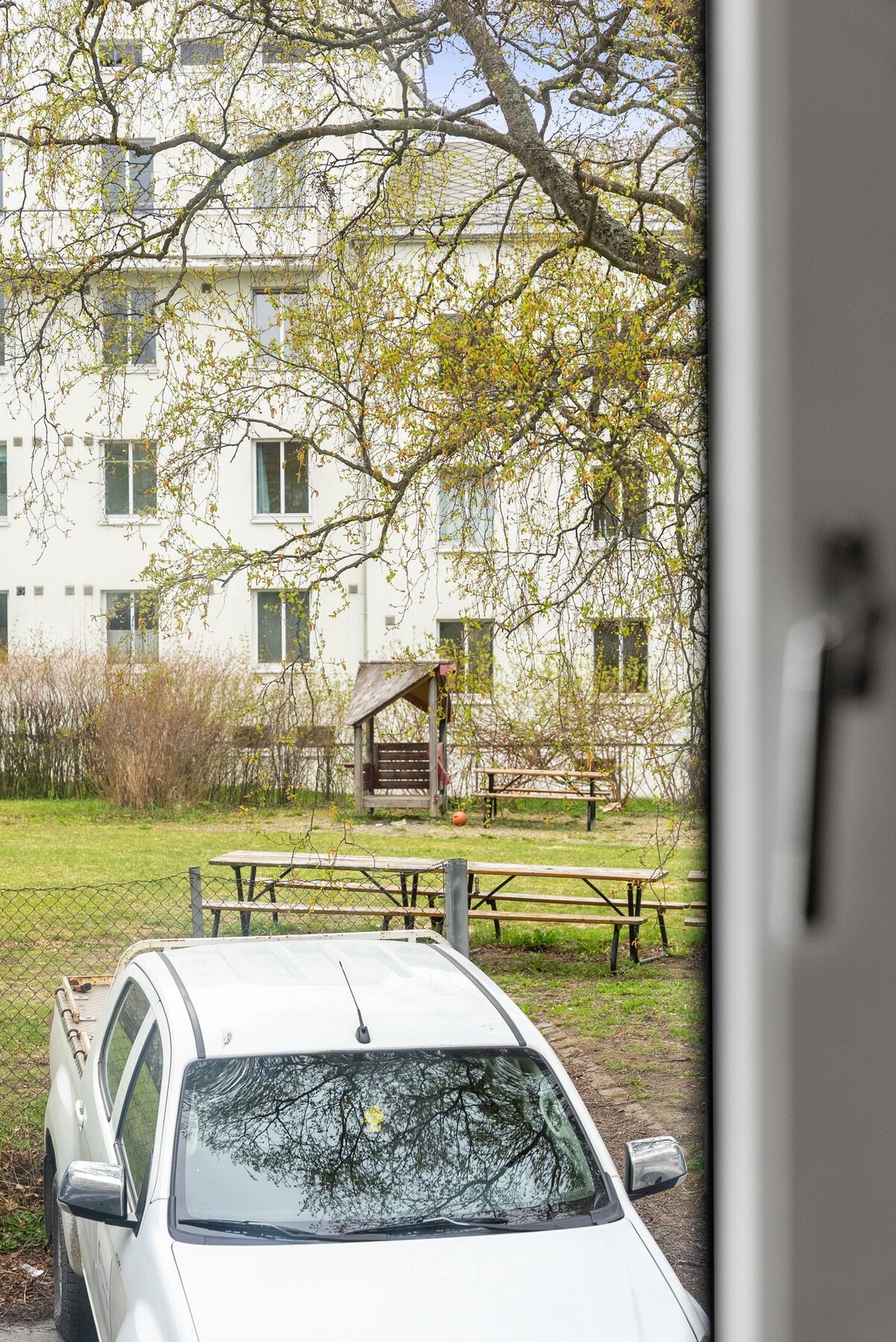 Like ved leiligheten ligger felles blioppstillingsplass og et hyggelig parkområde som er en sosial møteplass i nabolaget. Galleribilde