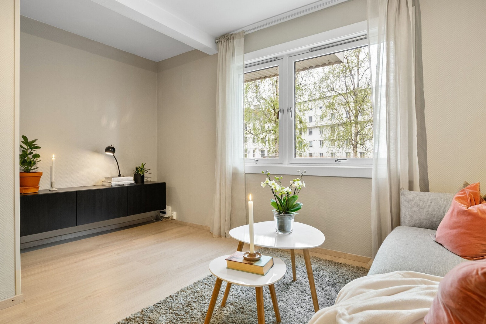 Leiligheten ligger i høy 1.etasje som gir en skjermet romfølelse. De store vindusflatene gir rikelig med naturlig lys og utsikt mot nærområdet. Galleribilde