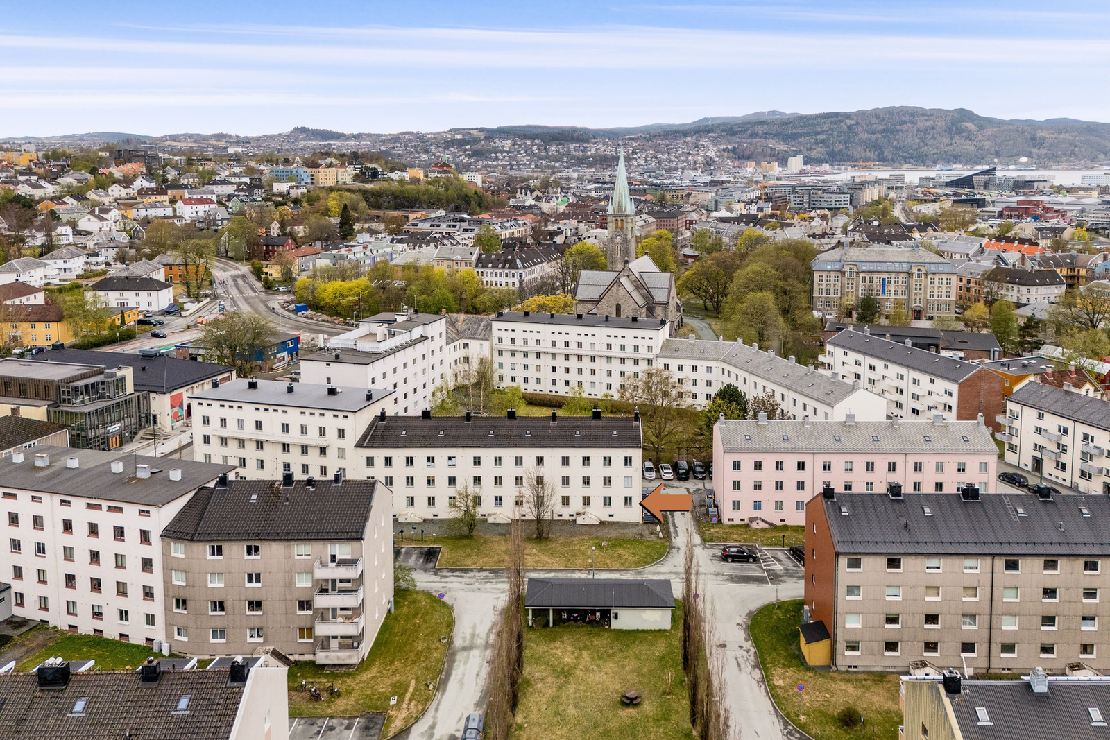 Leiligheten har en attraktiv beliggenhet i et urbant og veletablert boligområde på Lademoen som kombinerer nærhet til byens fasiliteter med rolige og trivelige omgivelser. Galleribilde