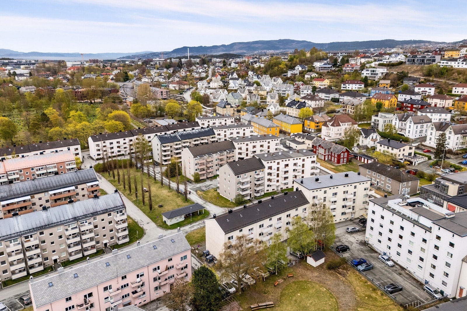 Fra leiligheten er det kort avstand til blant annet NTNU Gløshaugen, NTNU Kalvskinnet, DMMH og Handelshøyskolen BI. Kort vei til kollektivtransport og gangsvstand til Solsiden og Midtbyen. Galleribilde